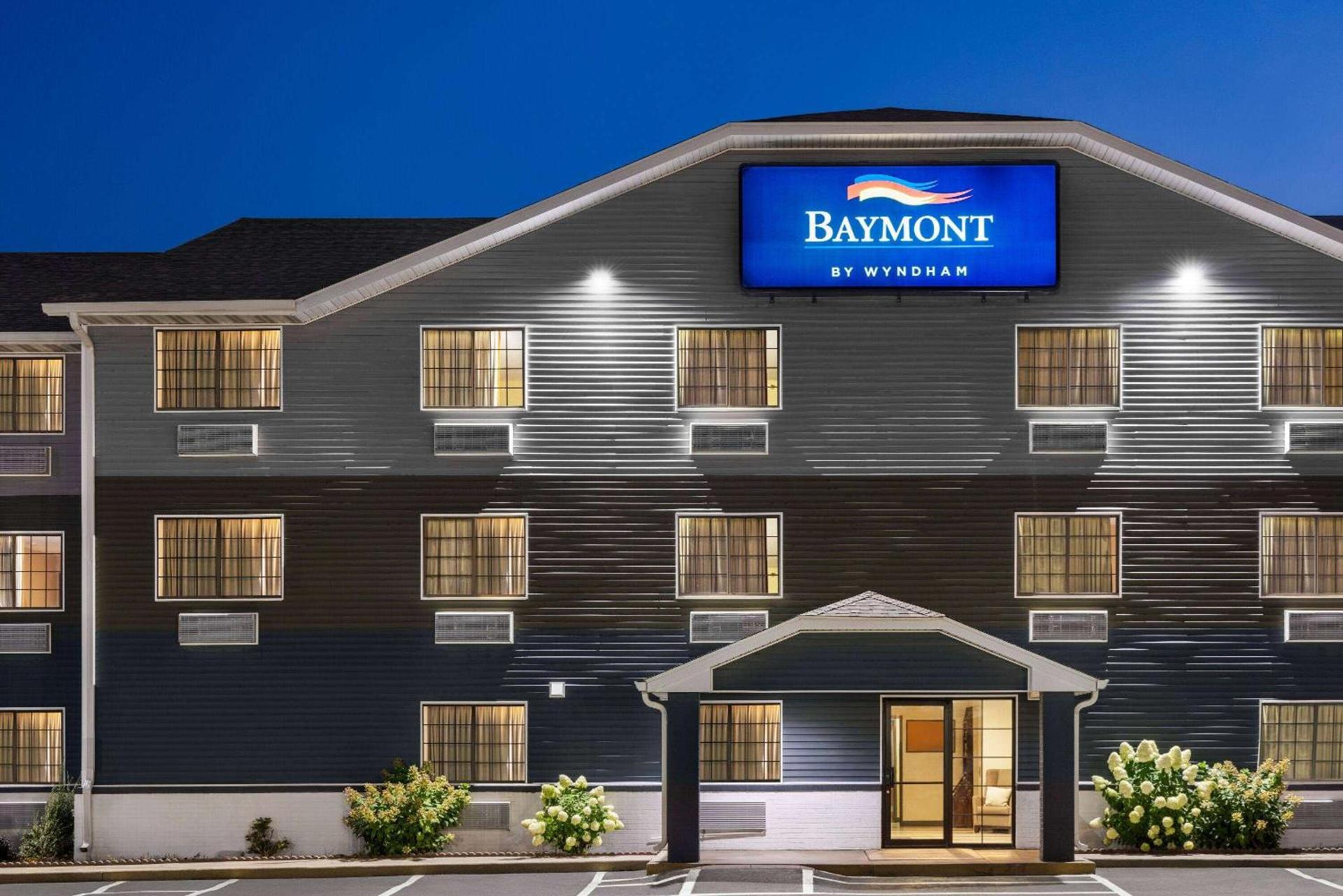 Baymont by Wyndham Cedar Rapids photo 2