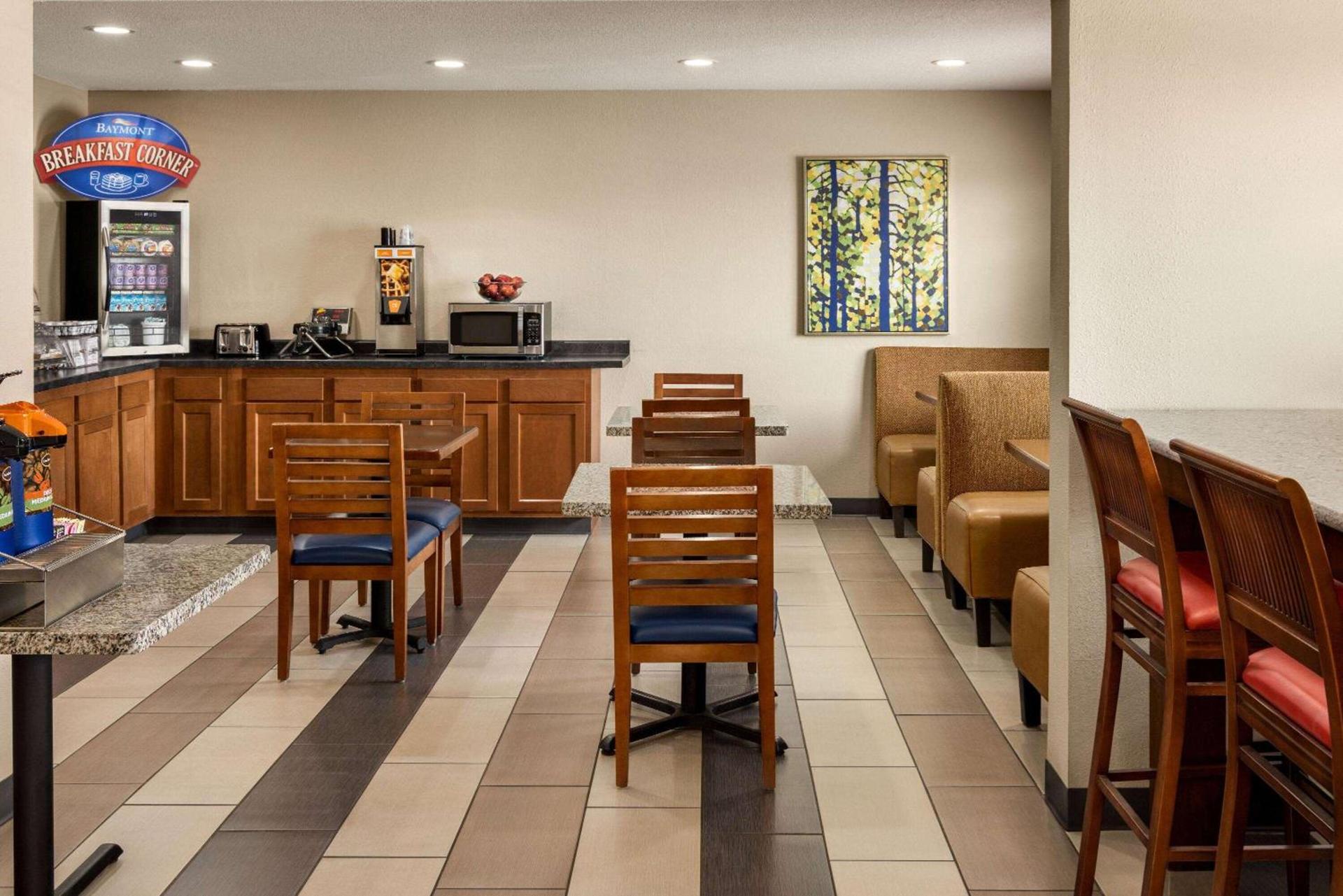 Baymont by Wyndham Cedar Rapids photo 9