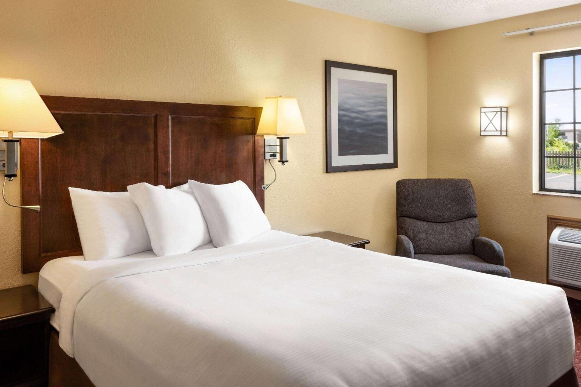 Baymont by Wyndham Cedar Rapids photo 13