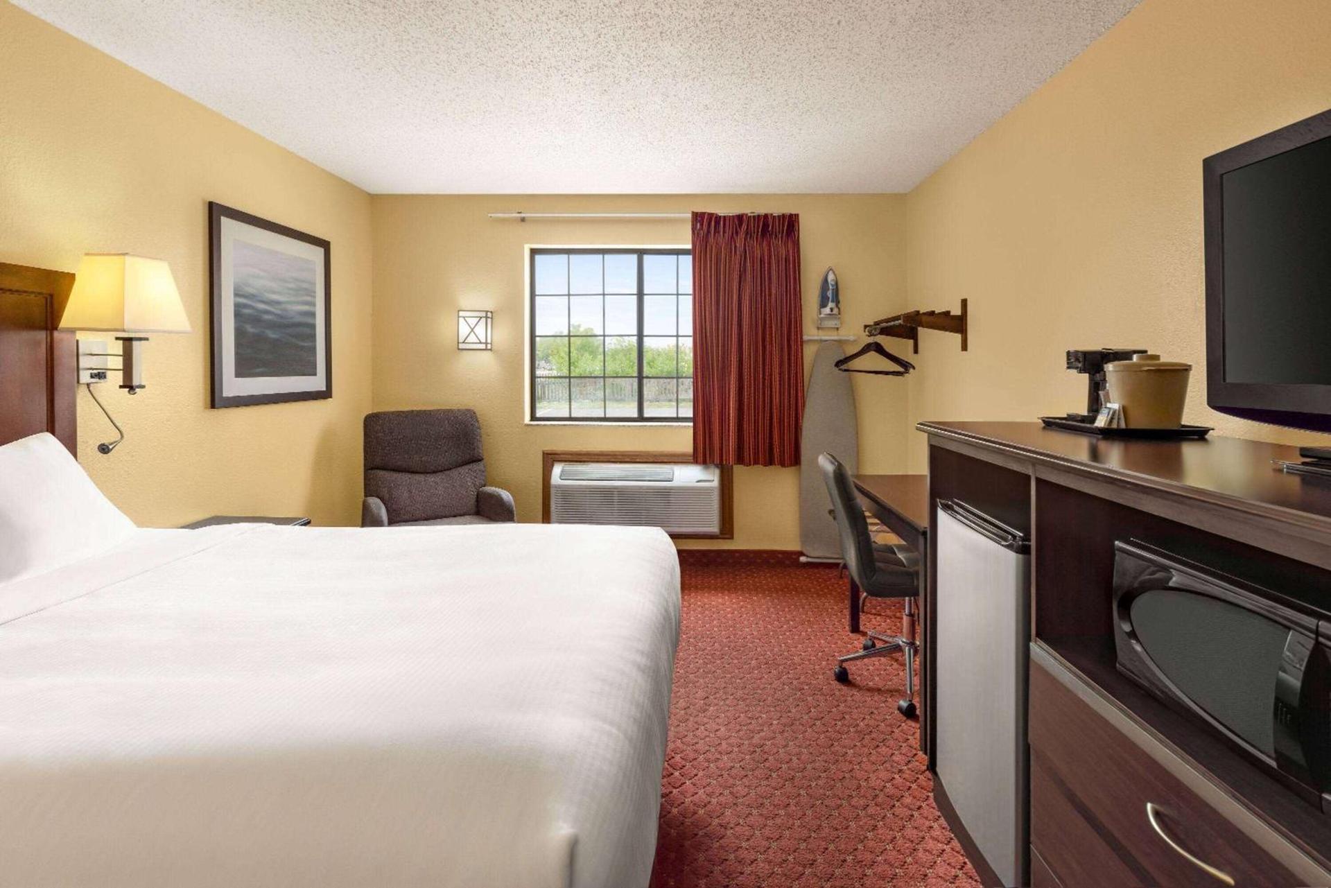 Baymont by Wyndham Cedar Rapids photo 14