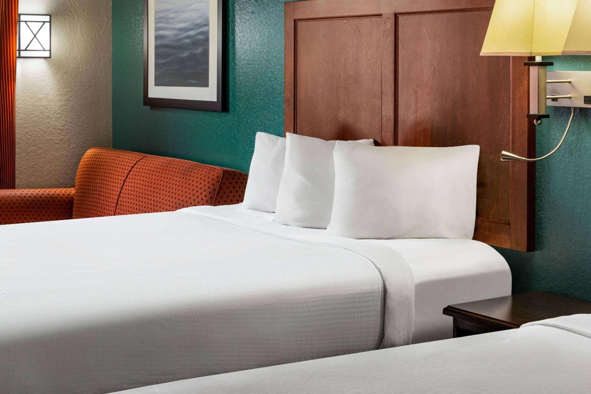 Baymont by Wyndham Cedar Rapids photo 16