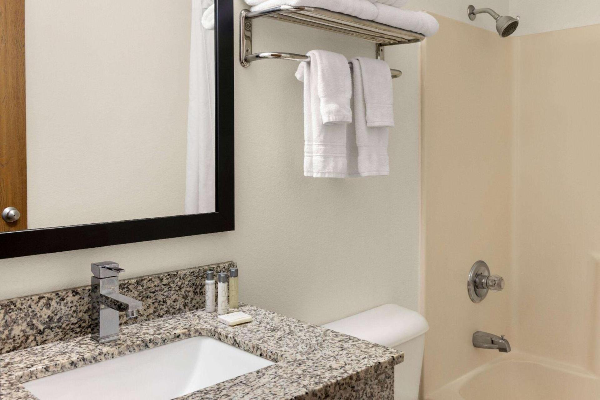 Baymont by Wyndham Cedar Rapids photo 18