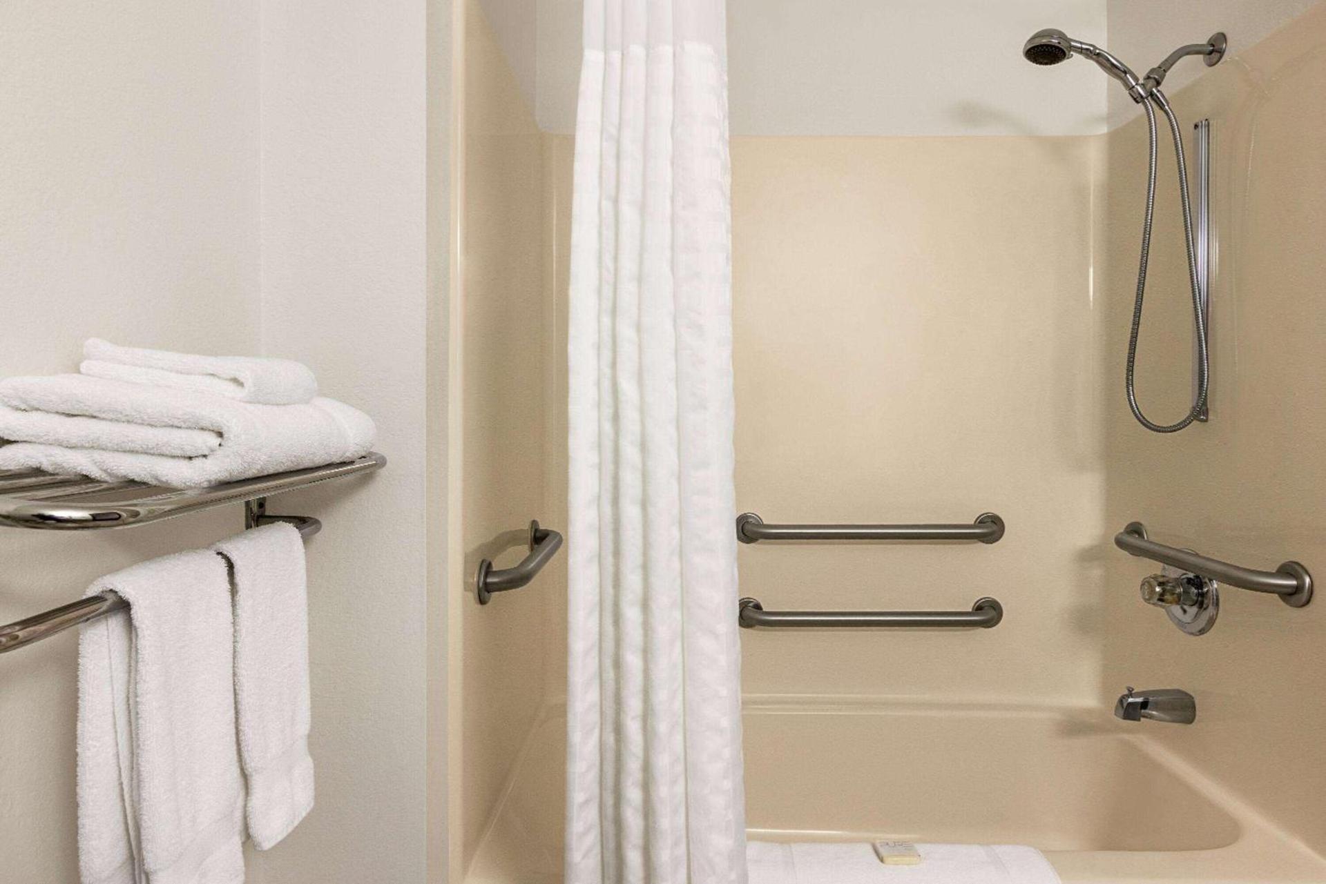 Baymont by Wyndham Cedar Rapids photo 19