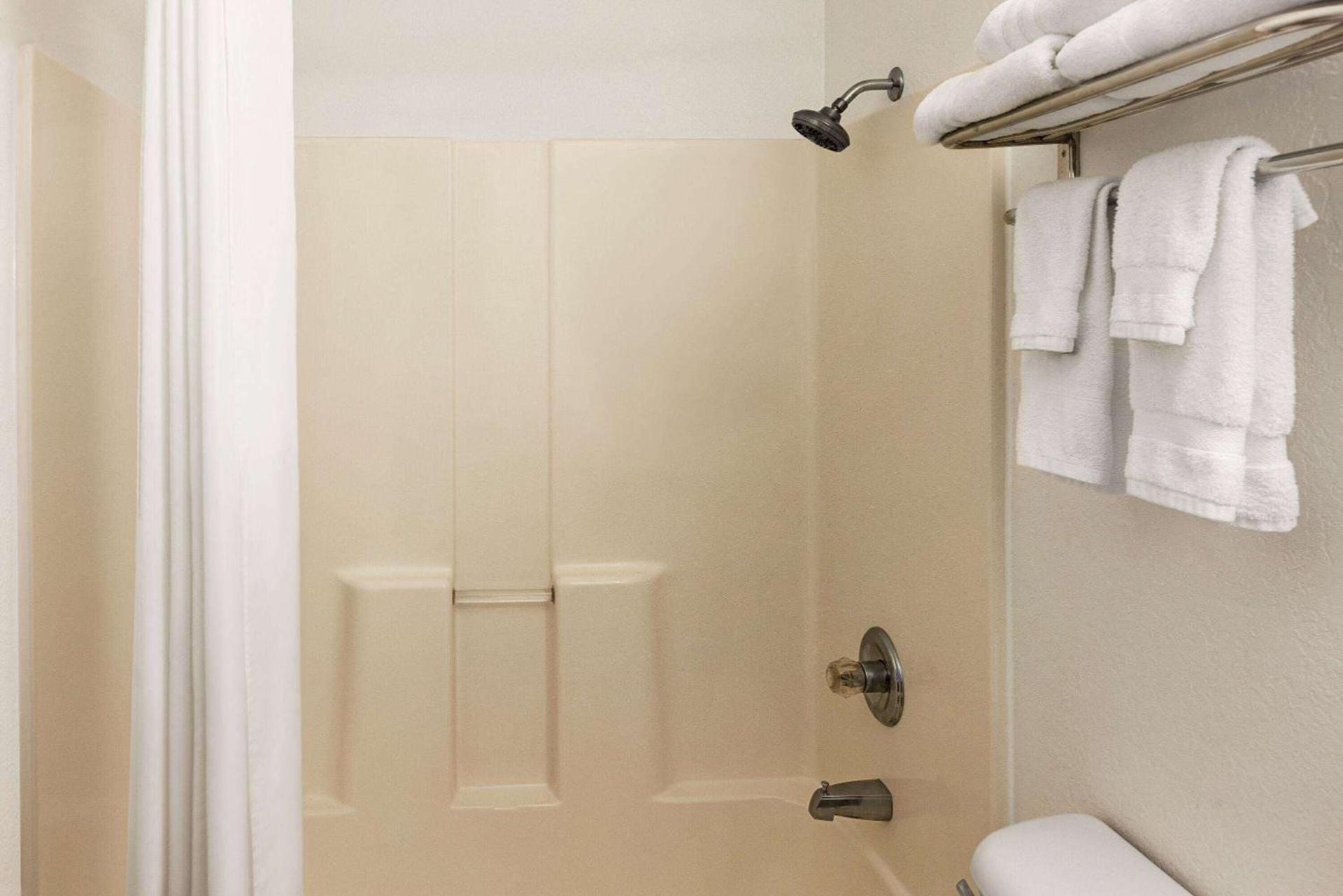 Baymont by Wyndham Cedar Rapids photo 20