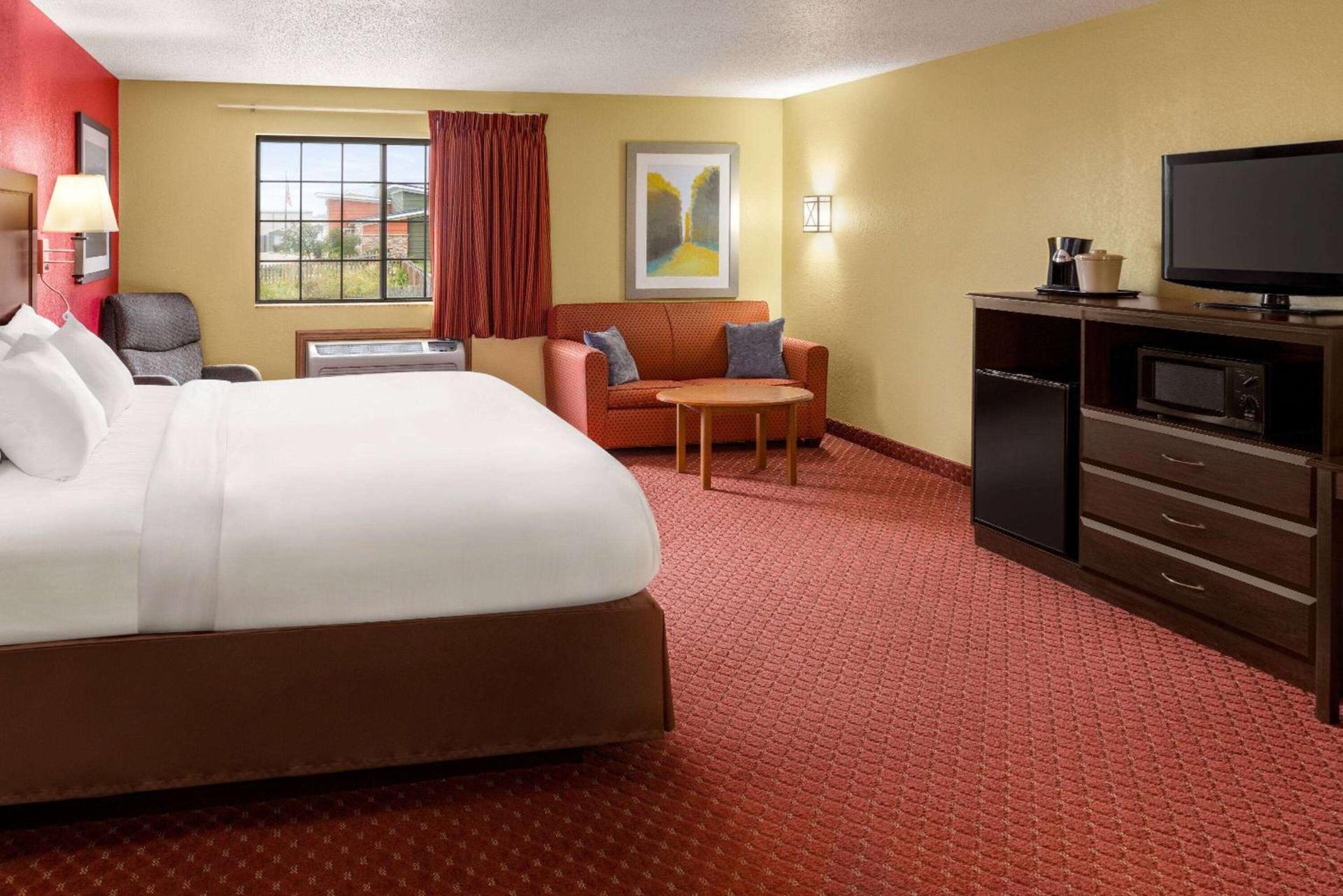Baymont by Wyndham Cedar Rapids photo 21