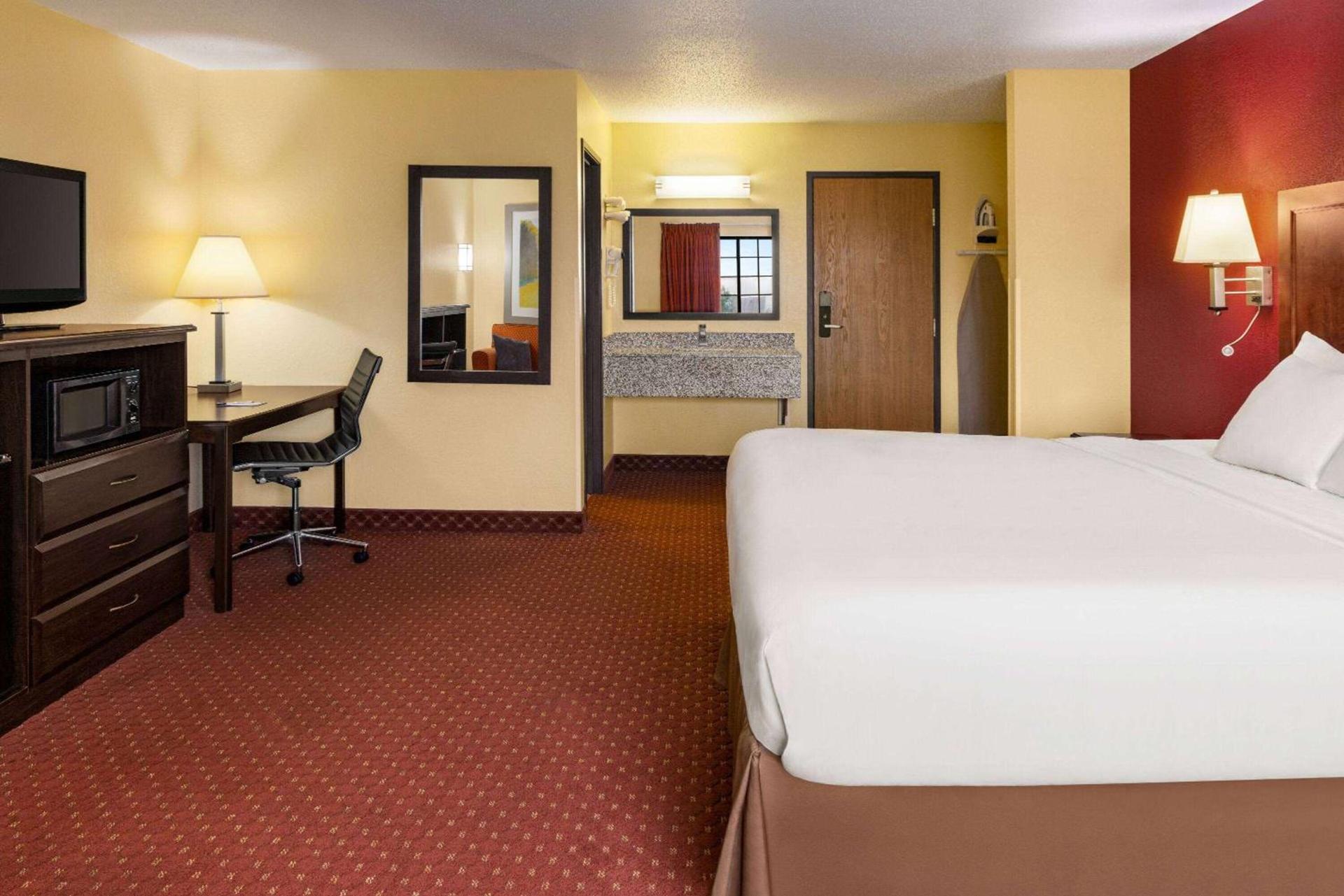 Baymont by Wyndham Cedar Rapids photo 22