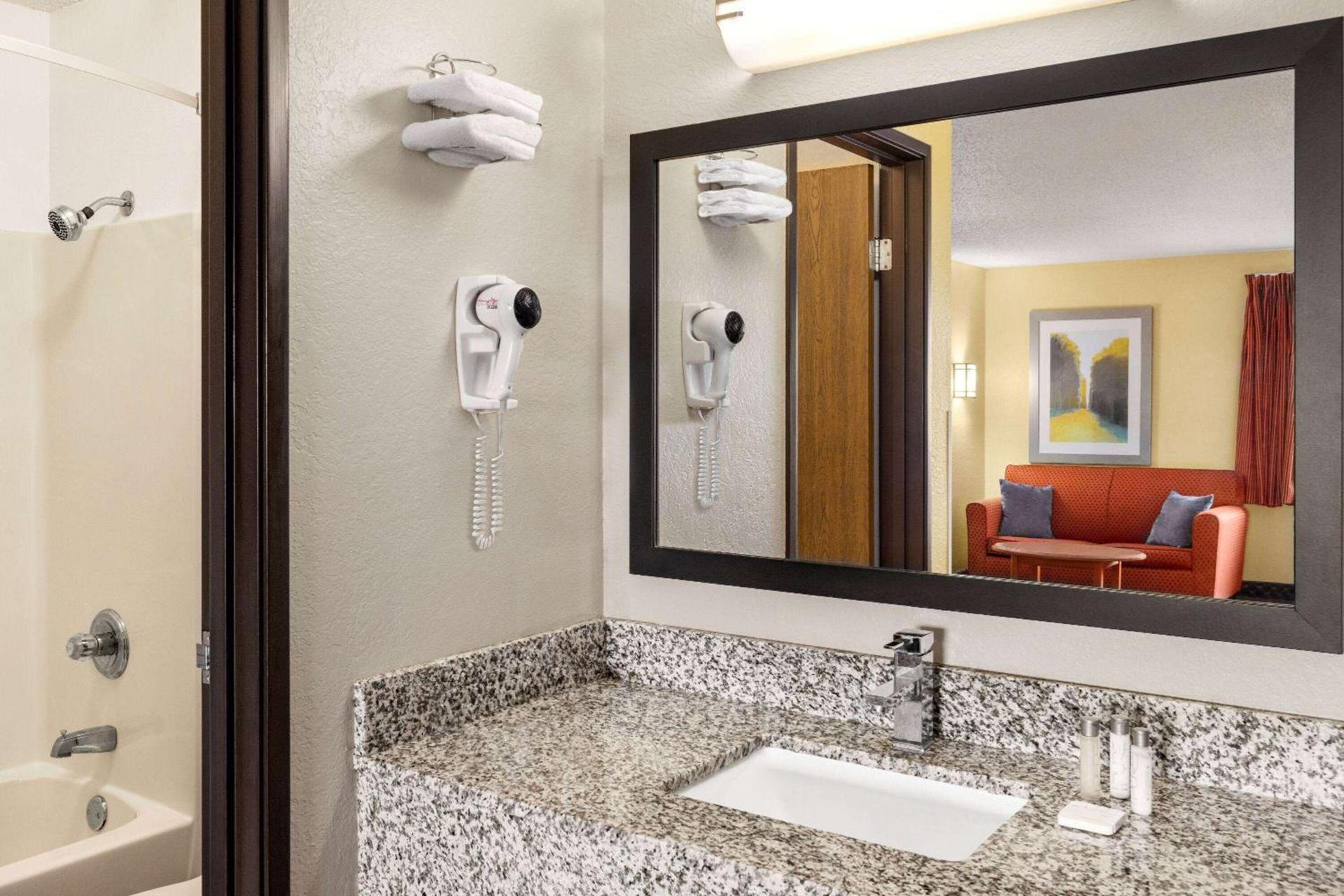 Baymont by Wyndham Cedar Rapids photo 23