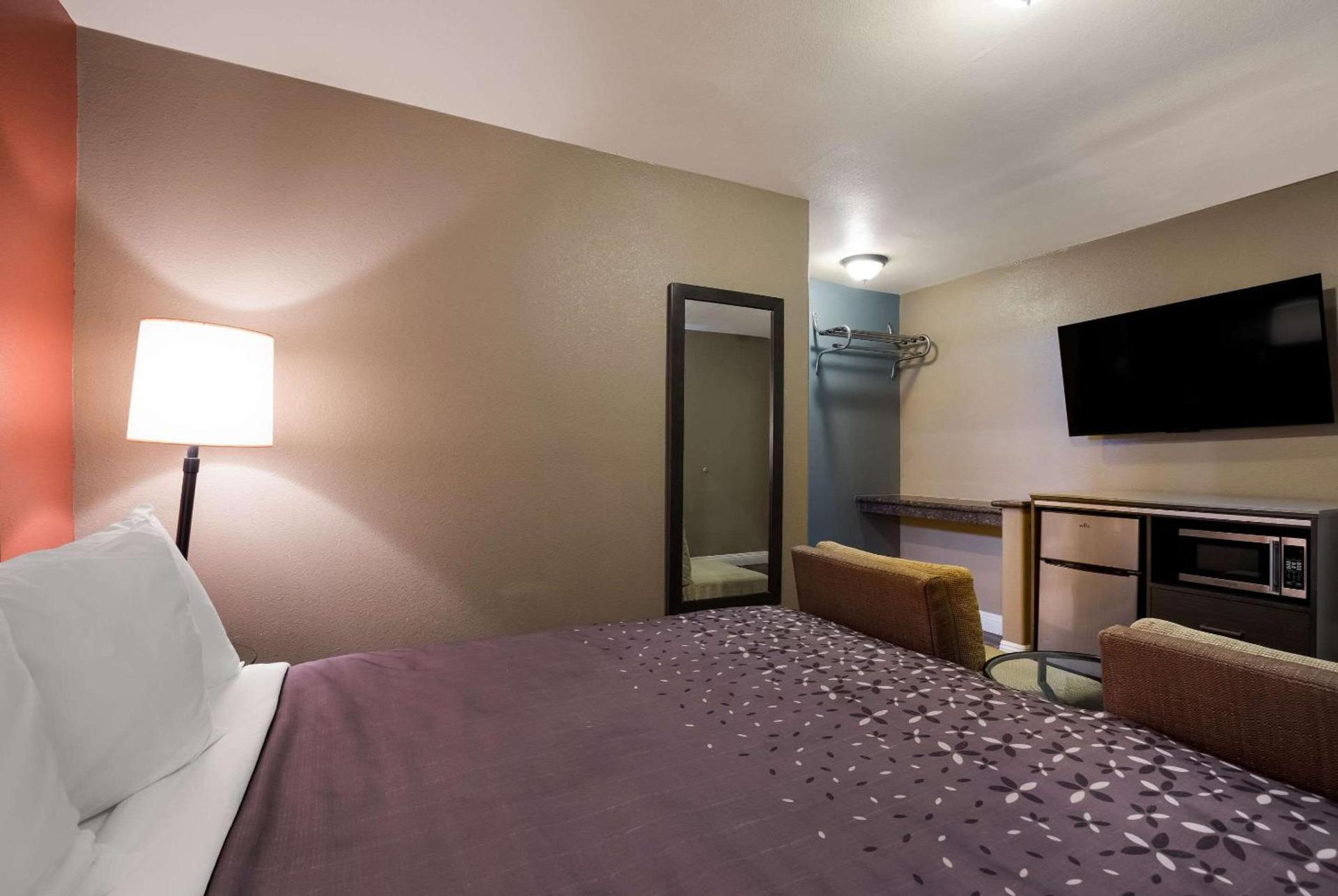 Rodeway Inn and Suites near Coachella photo 9
