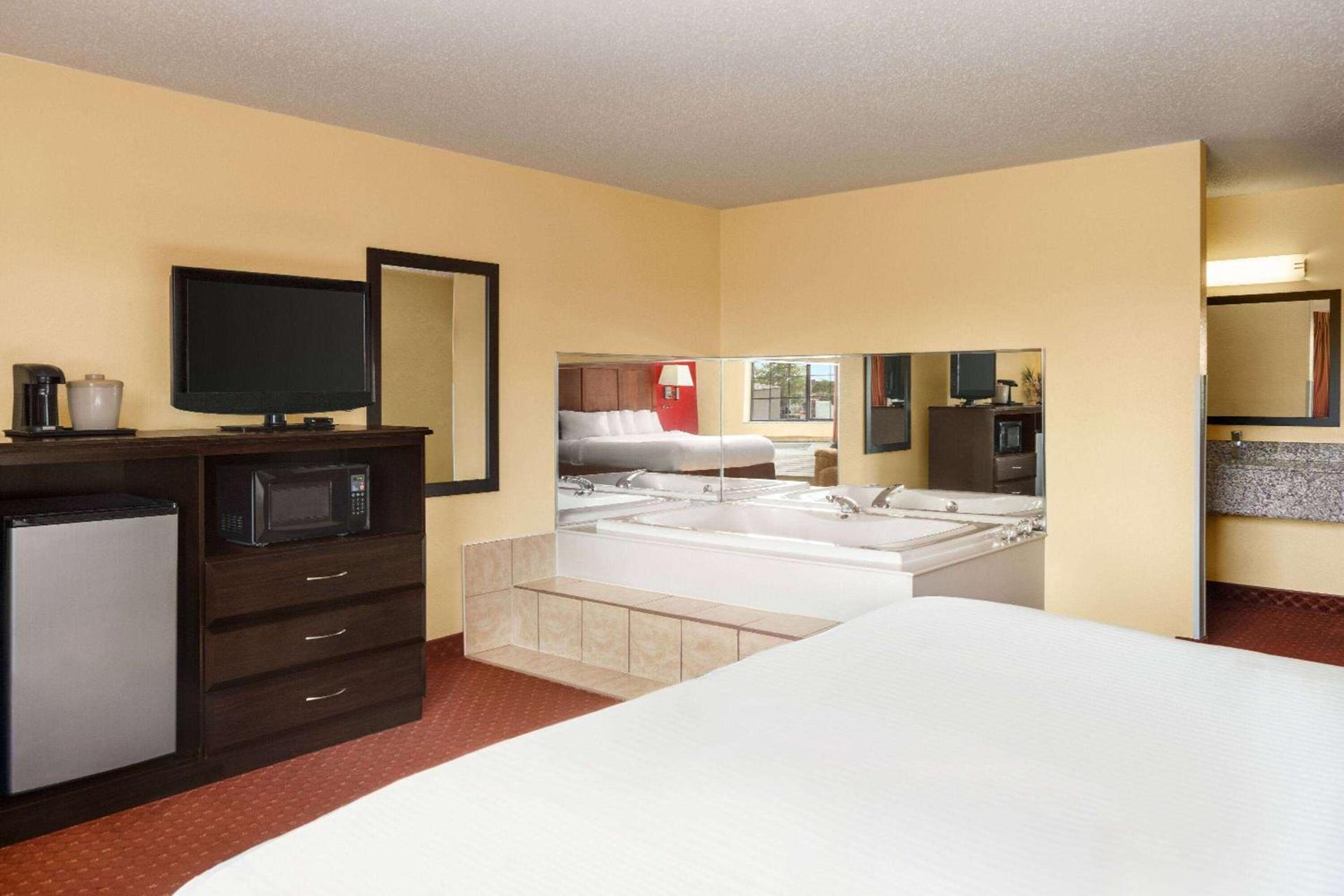 Baymont by Wyndham Cedar Rapids photo 24
