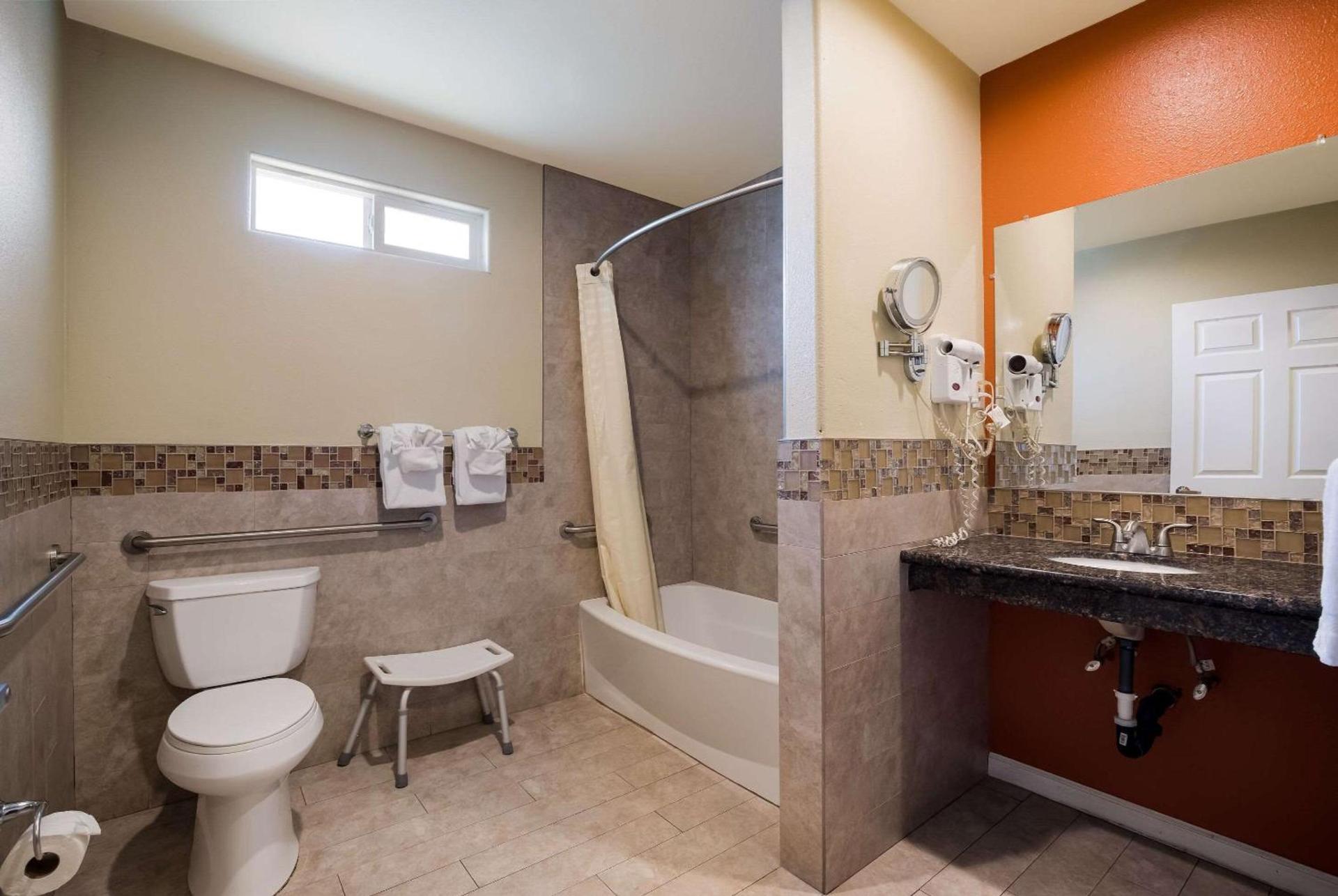 Rodeway Inn and Suites near Coachella photo 13