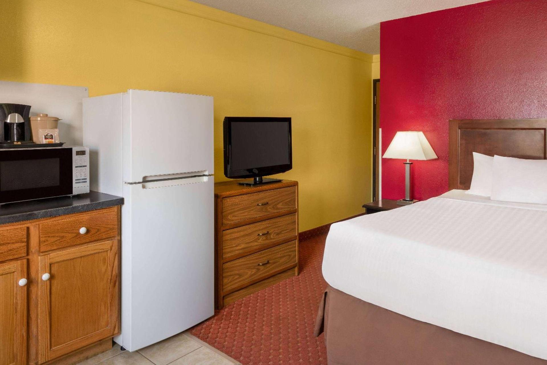 Baymont by Wyndham Cedar Rapids photo 26