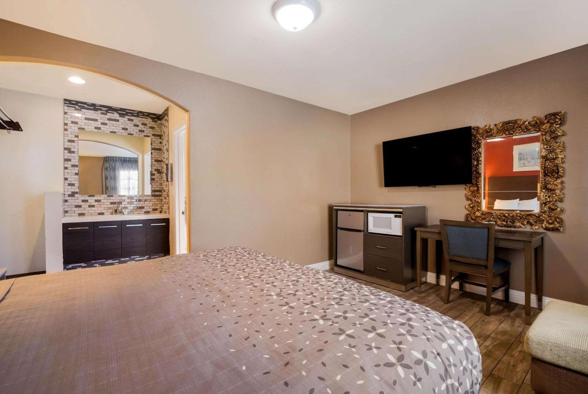 Rodeway Inn and Suites near Coachella photo 25