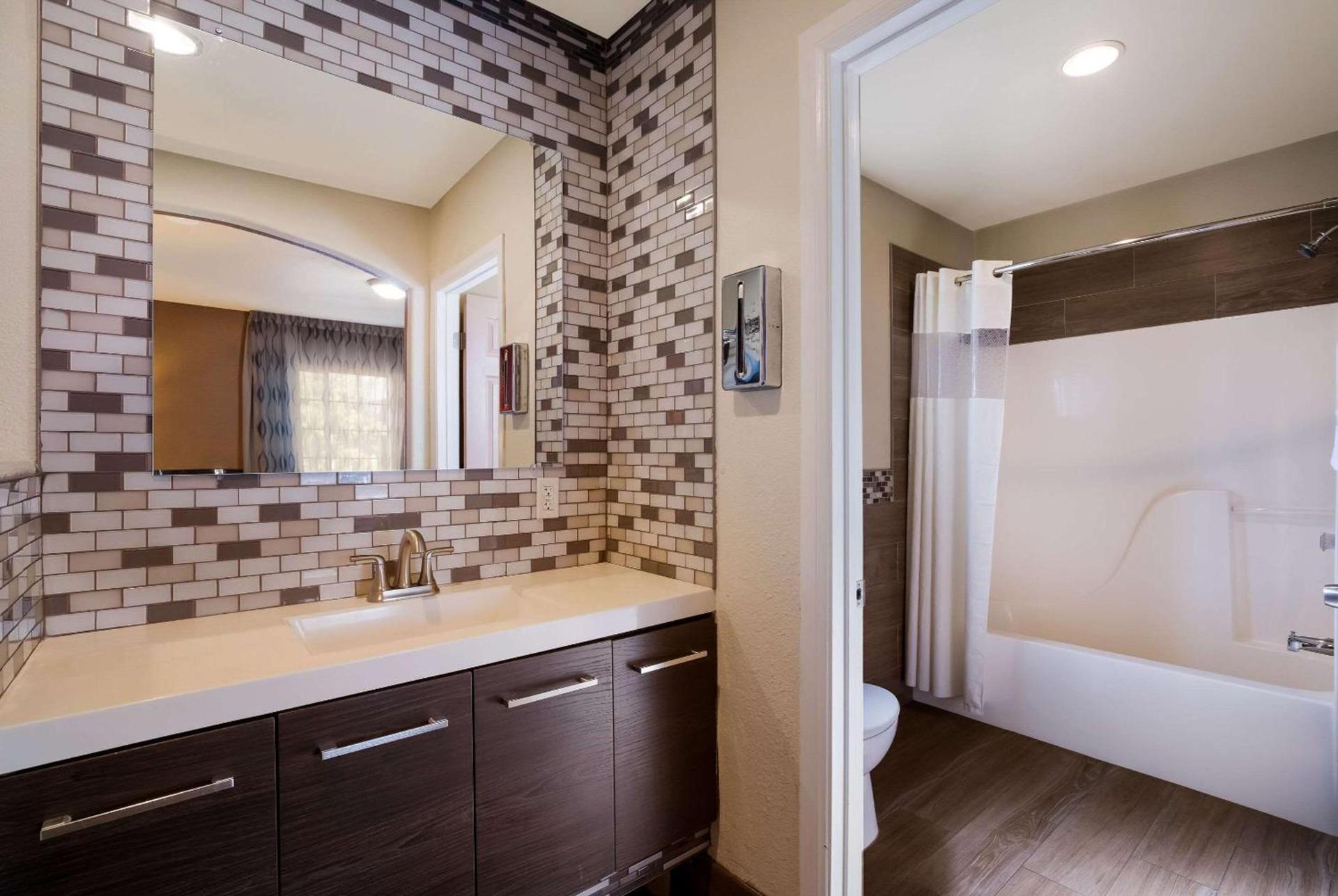 Rodeway Inn and Suites near Coachella photo 26