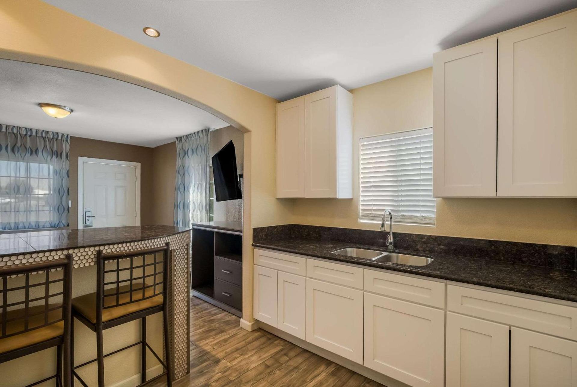 Rodeway Inn and Suites near Coachella photo 34