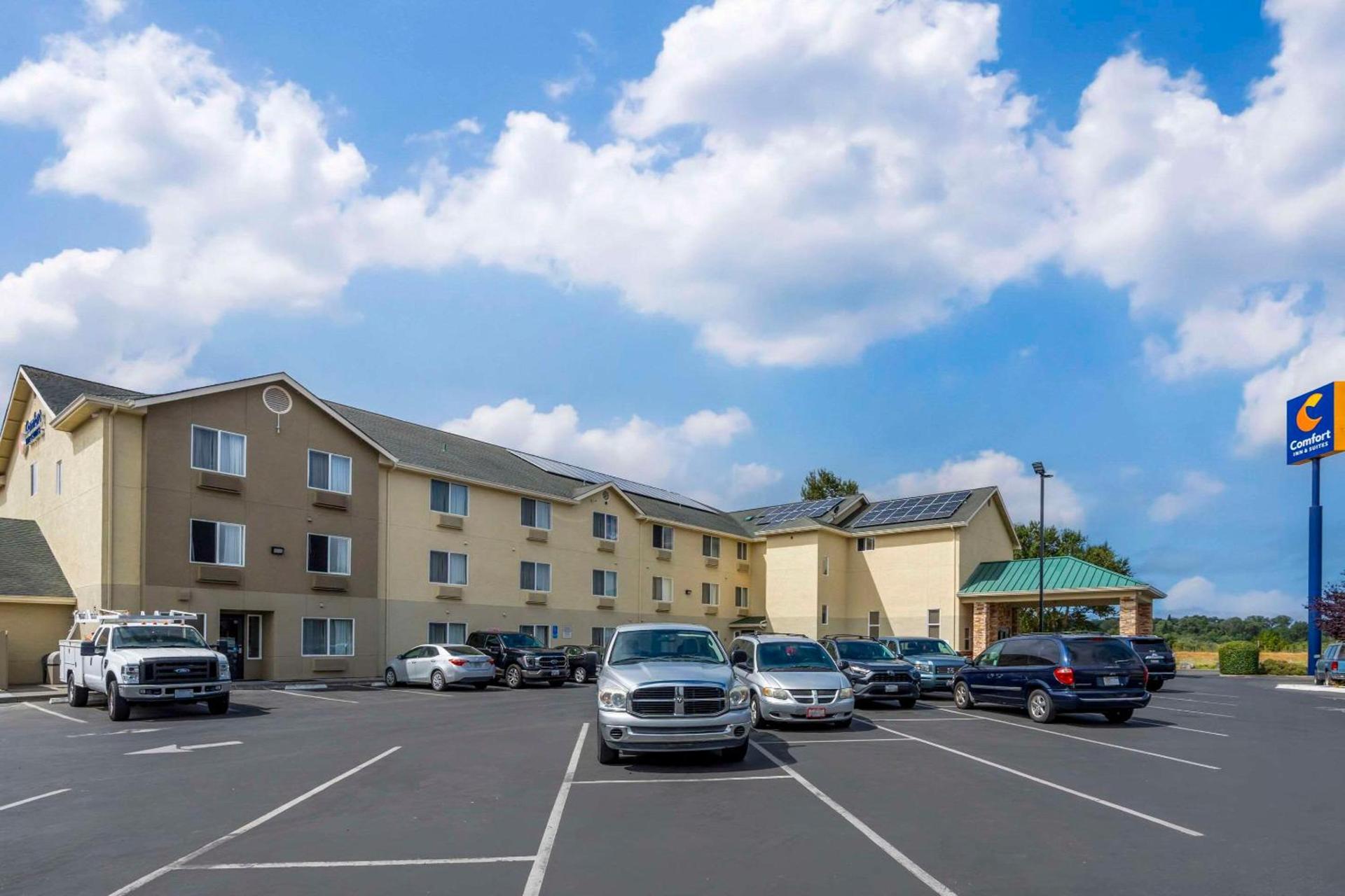 Comfort Inn & Suites Redwood Country photo 2
