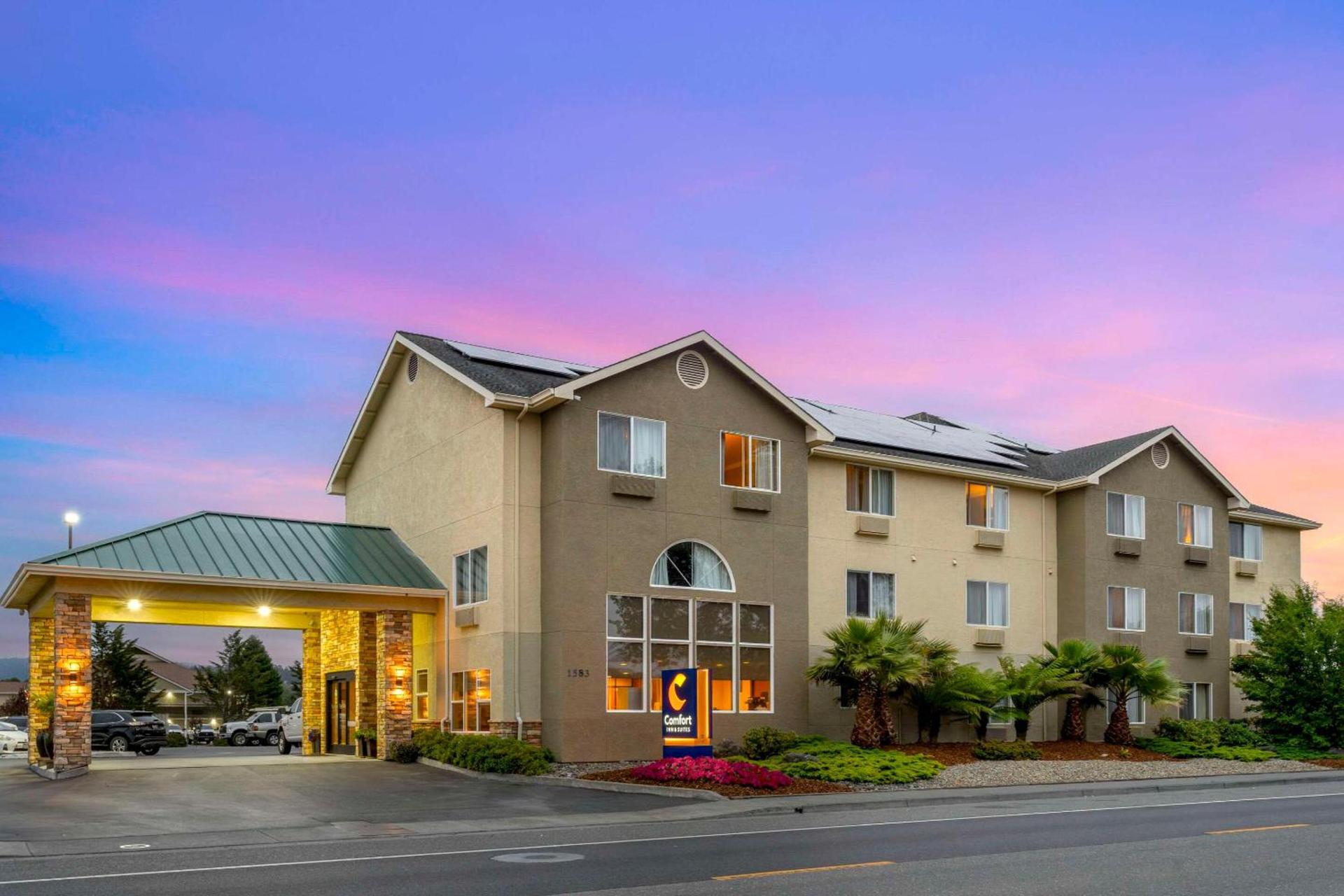 Comfort Inn & Suites Redwood Country photo 3