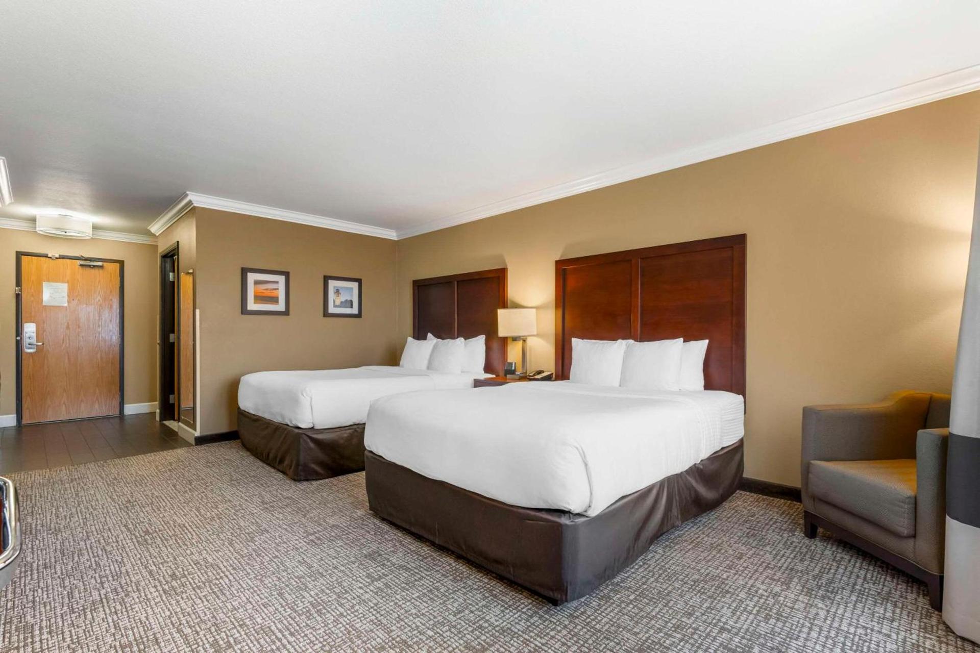 Comfort Inn & Suites Redwood Country photo 11
