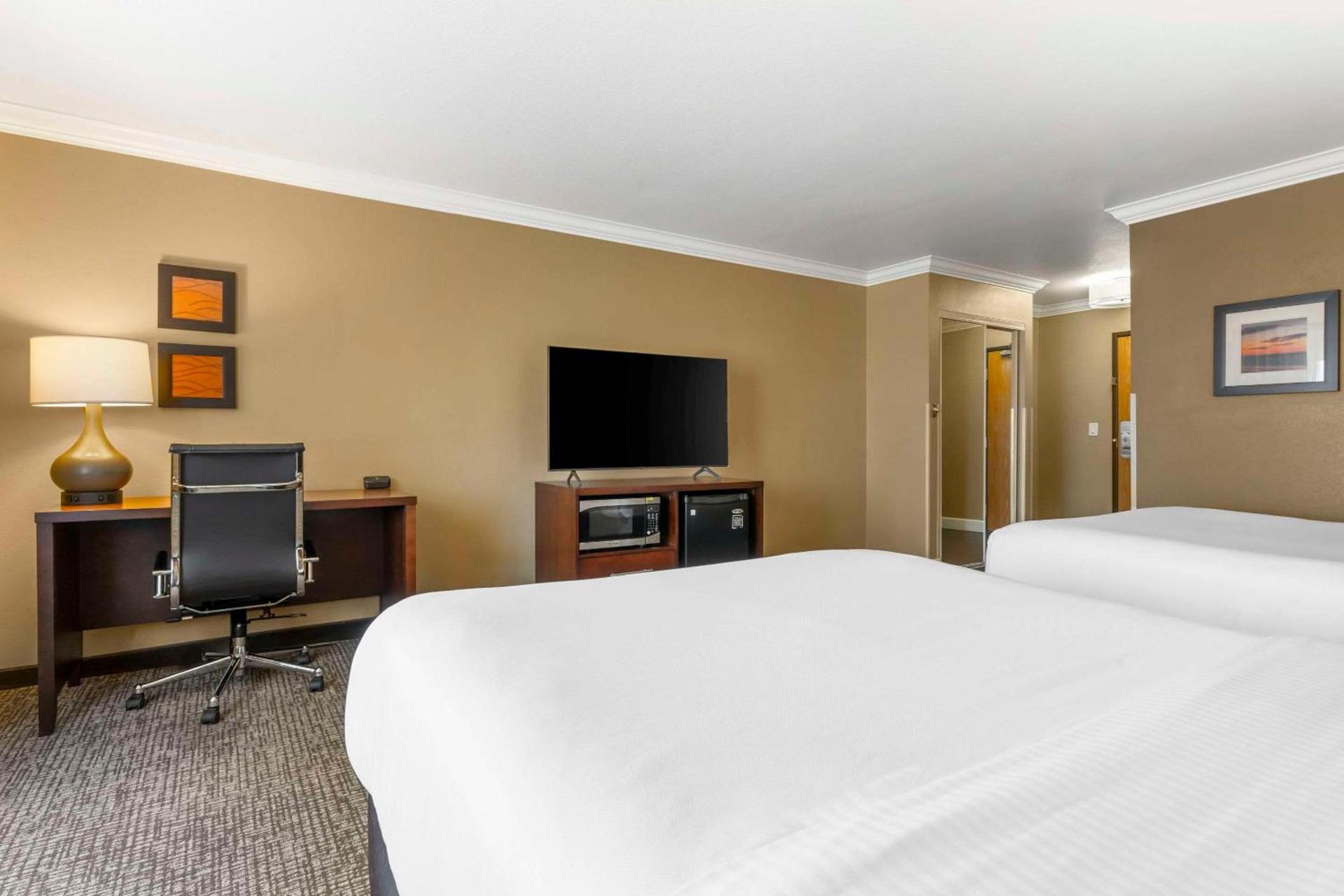 Comfort Inn & Suites Redwood Country photo 12