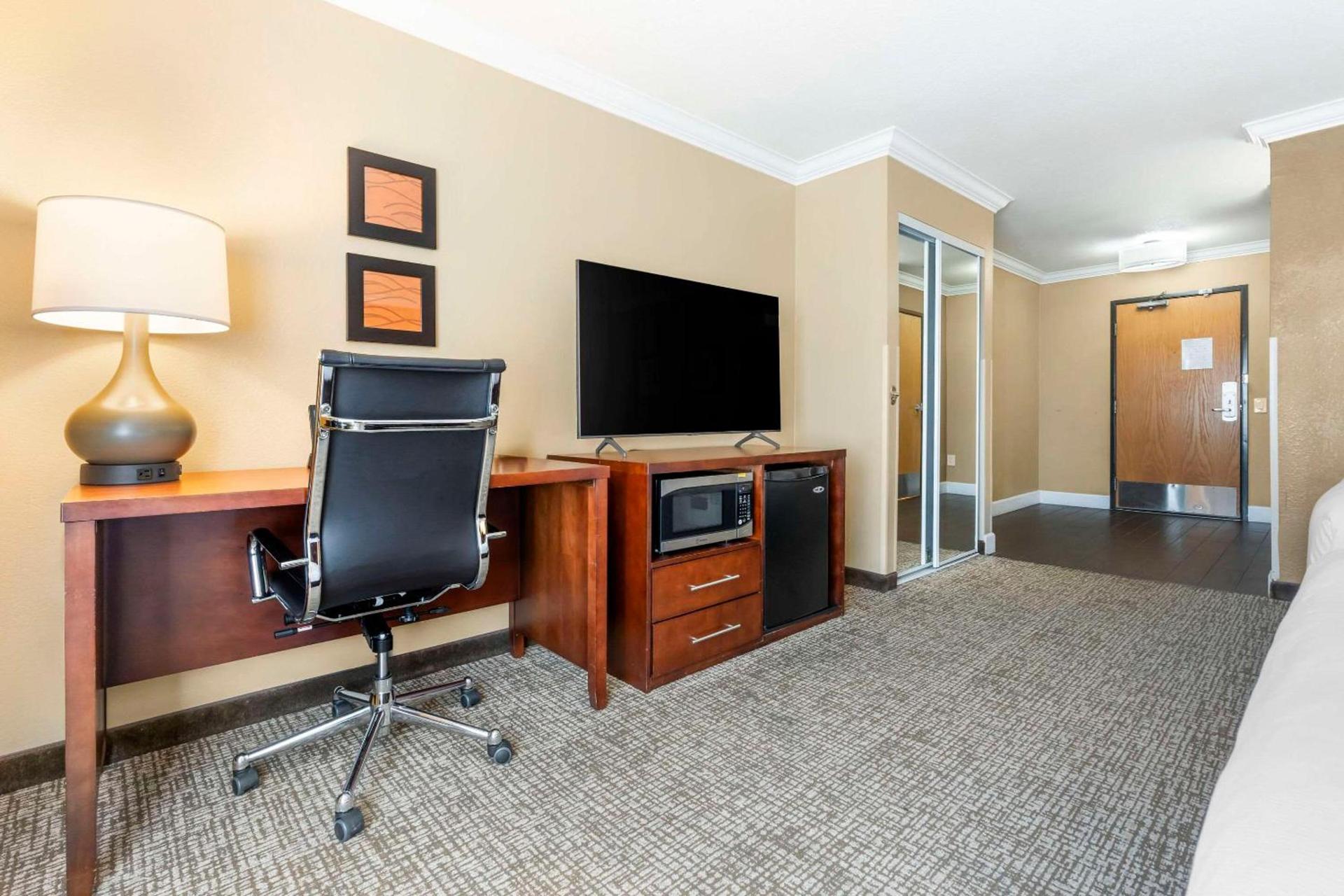 Comfort Inn & Suites Redwood Country photo 24