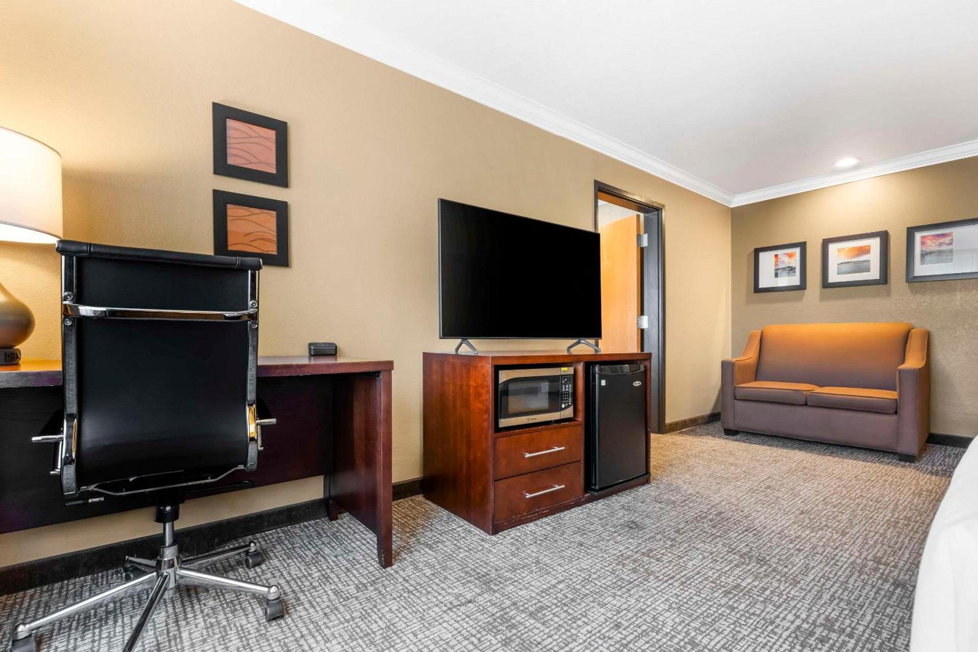 Comfort Inn & Suites Redwood Country photo 43