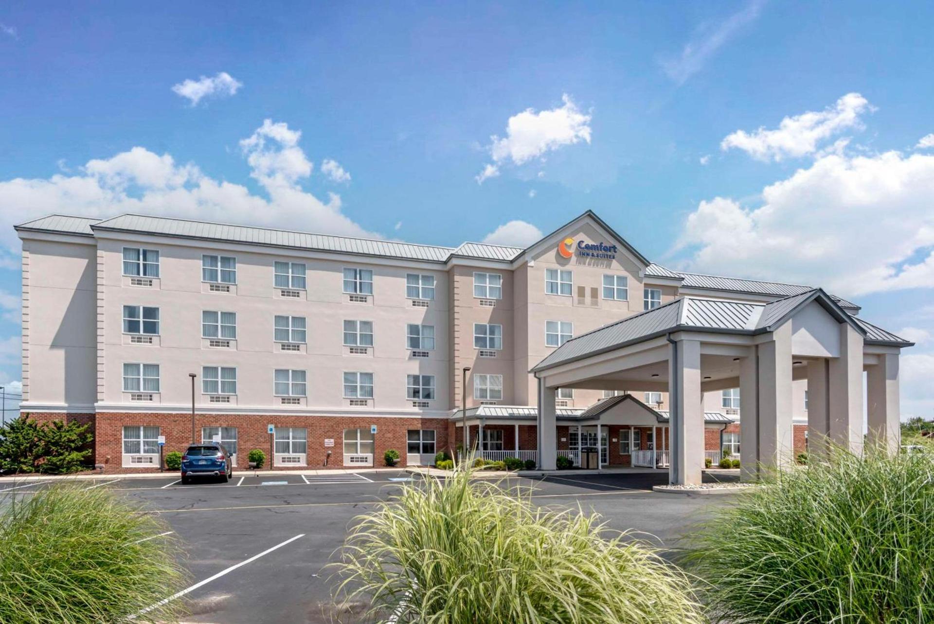 Comfort Inn & Suites Dover near Speedway photo 2