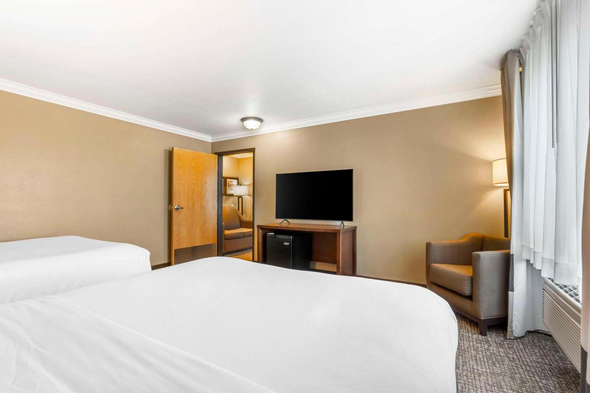Comfort Inn & Suites Redwood Country photo 57