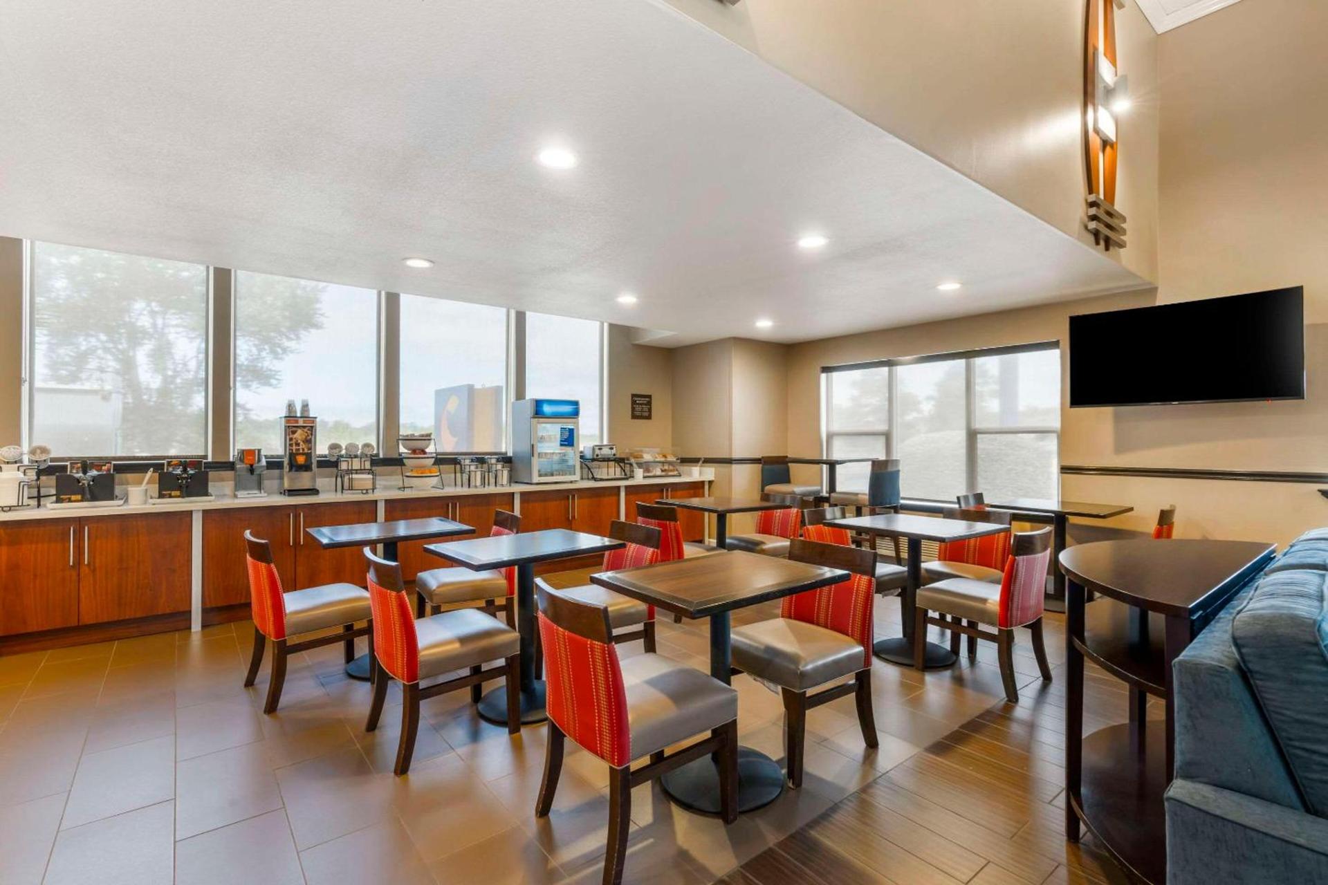 Comfort Inn & Suites Redwood Country photo 63