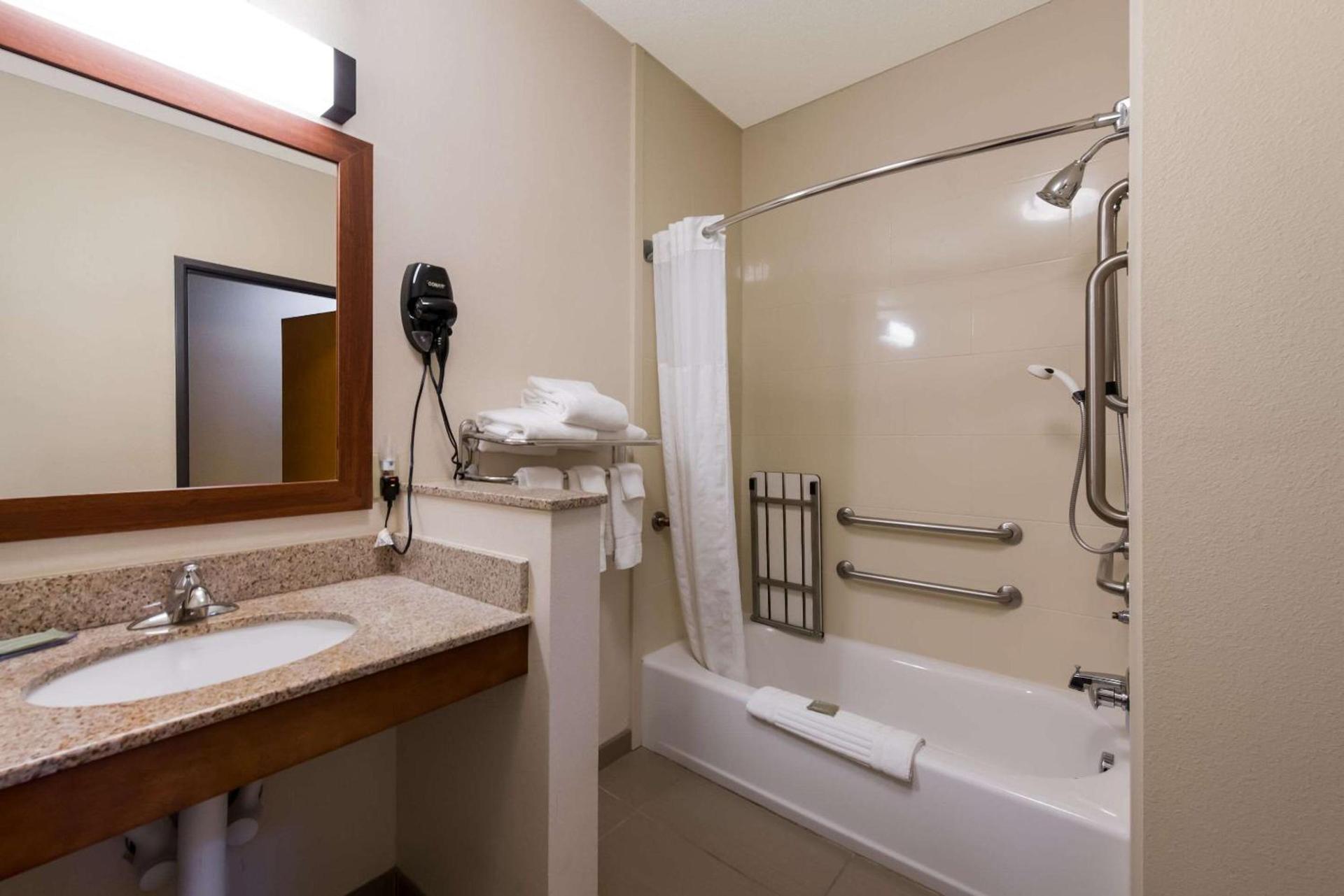 Comfort Inn Wichita East photo 9