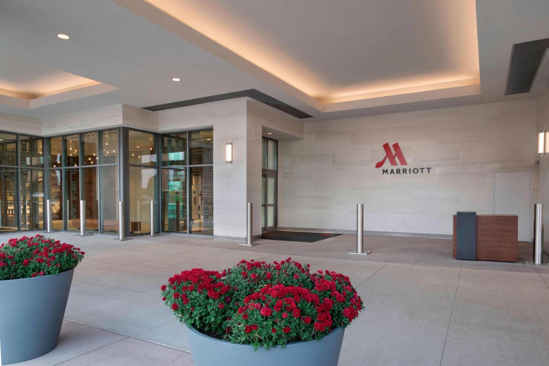 Buffalo Marriott at LECOM HARBORCENTER photo 3