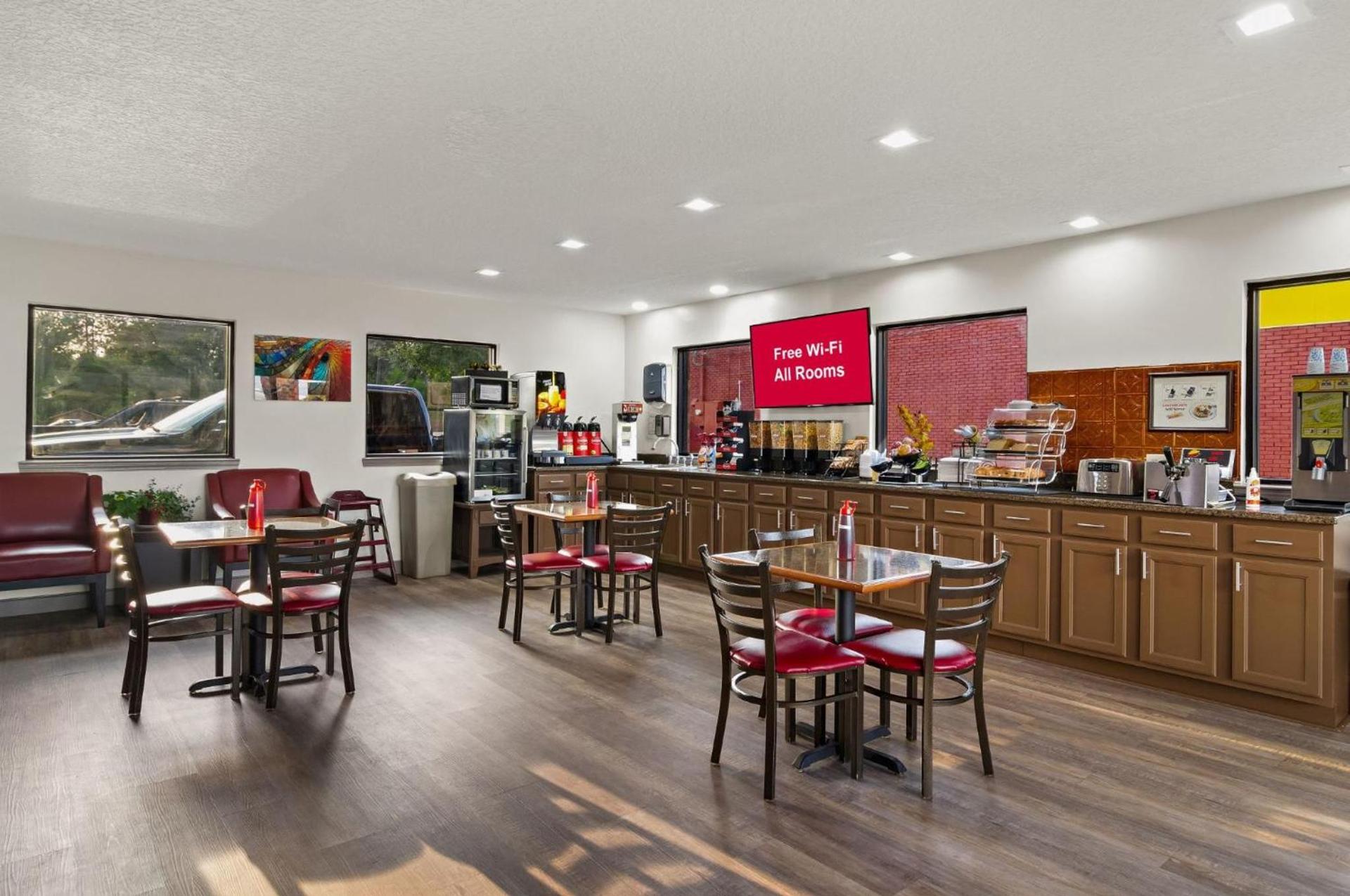 Red Roof Inn Baldwin photo 17