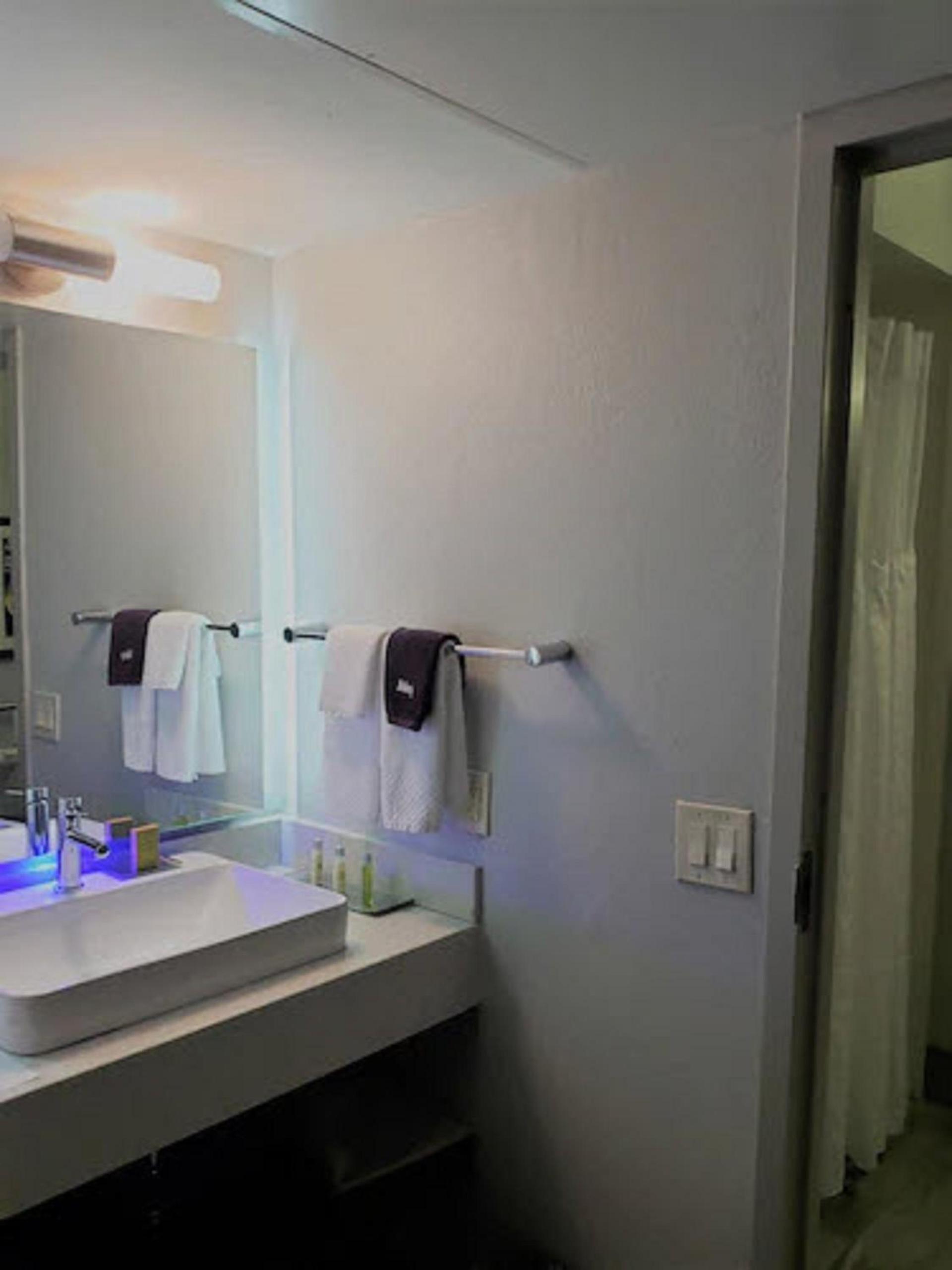 DoubleTree by Hilton Austin Northwest - Arboretum photo 22
