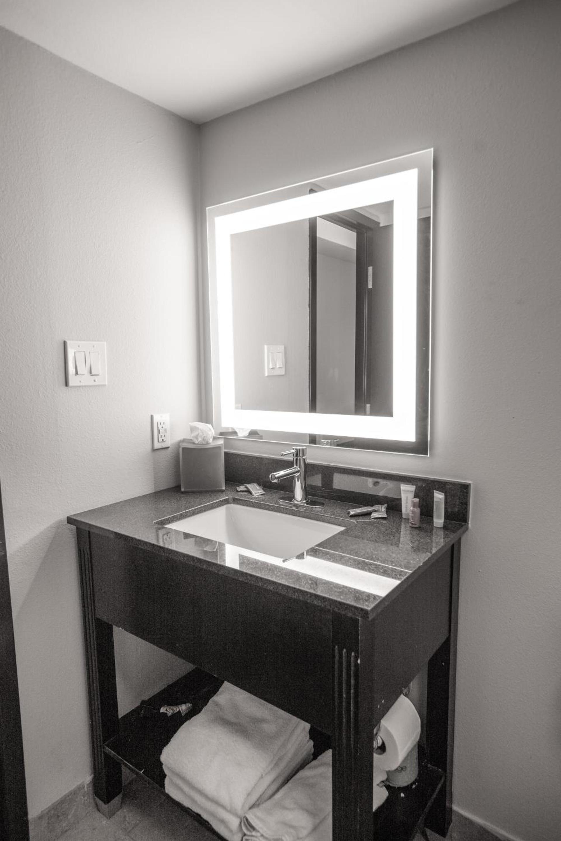 La Quinta by Wyndham Dallas I-35 Walnut Hill Ln photo 9