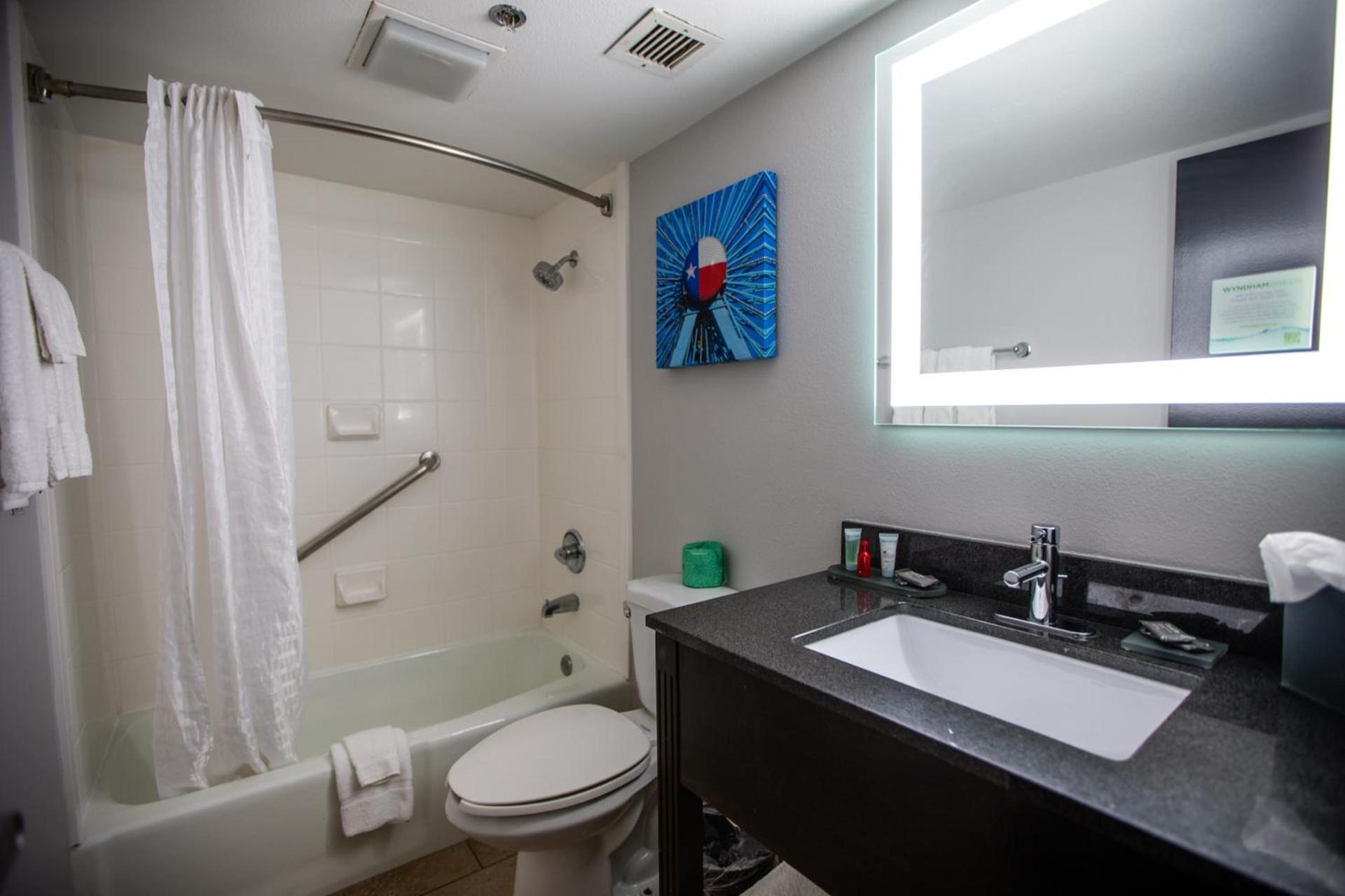 La Quinta by Wyndham Dallas I-35 Walnut Hill Ln photo 23