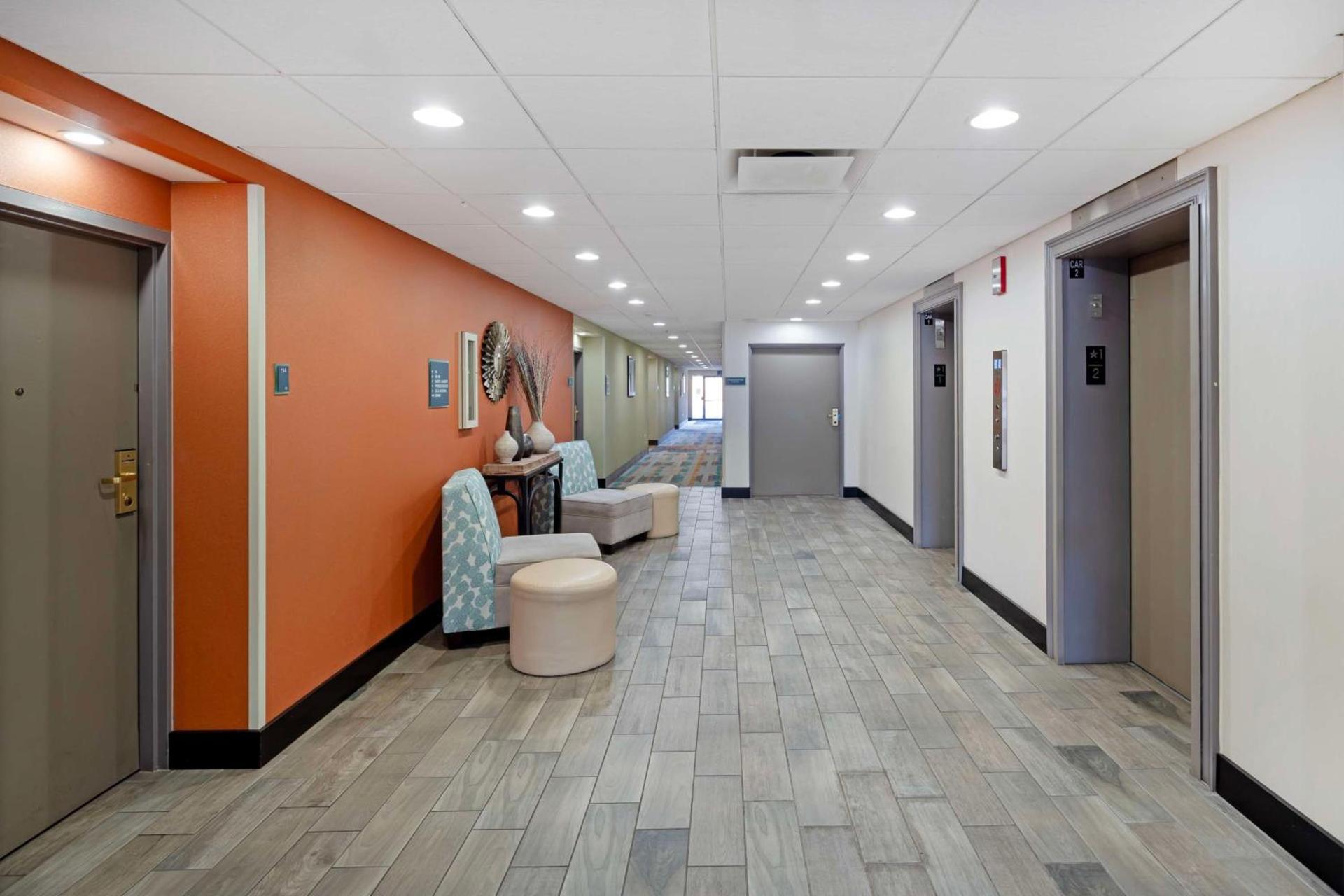 Best Western Plus Chicagoland - Countryside photo 25