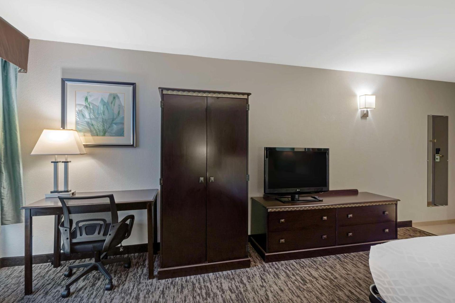 Best Western Plus Chicagoland - Countryside photo 12