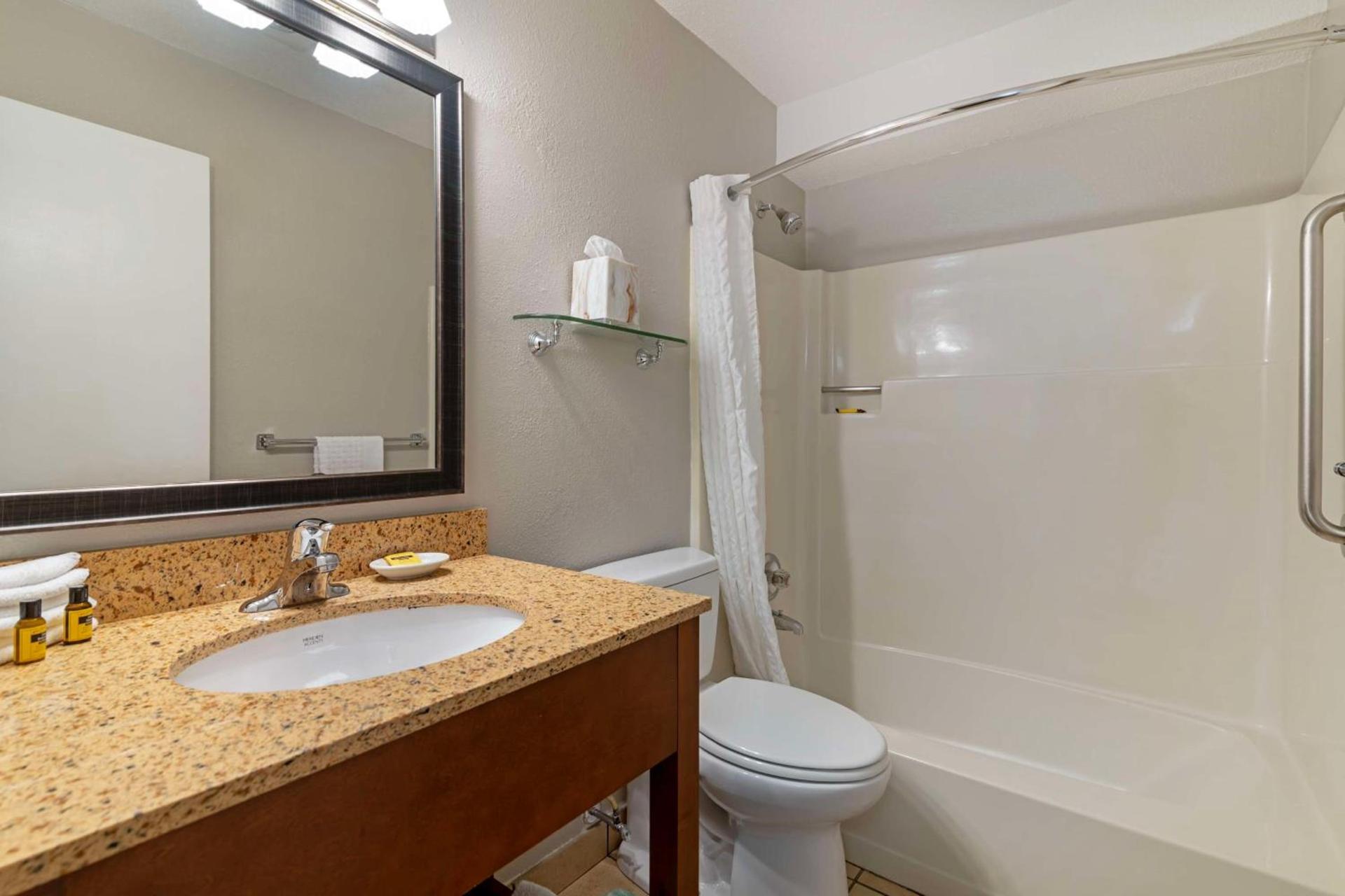 Best Western Plus Windjammer Inn & Conference Center photo 47