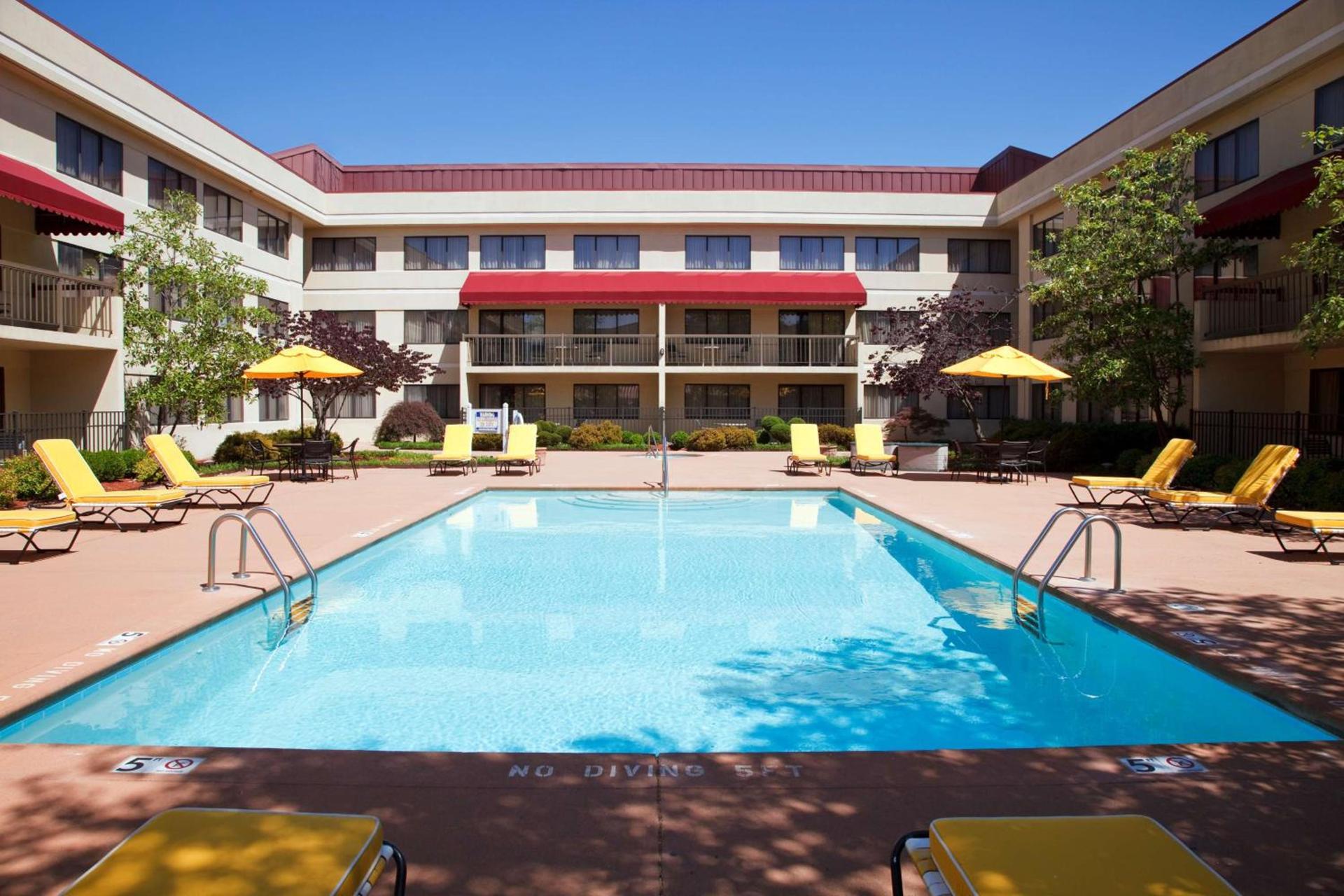 DoubleTree Suites by Hilton Hotel Cincinnati - Blue Ash photo 3