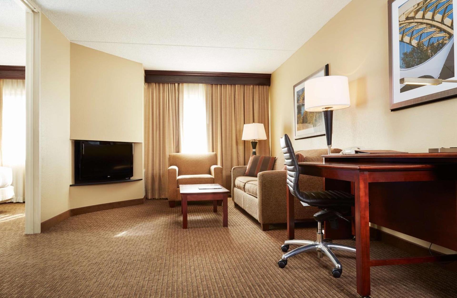 DoubleTree Suites by Hilton Hotel Cincinnati - Blue Ash photo 7