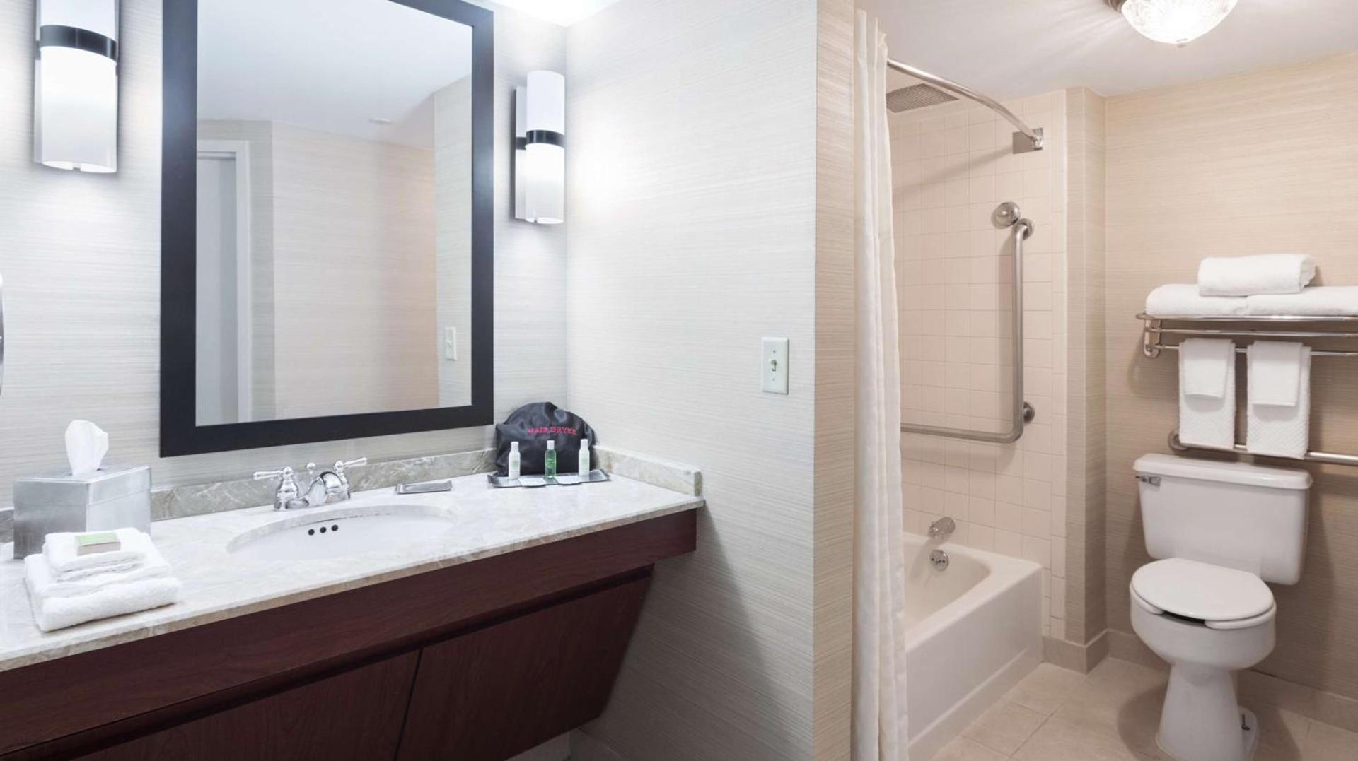 DoubleTree Suites by Hilton Hotel Cincinnati - Blue Ash photo 8