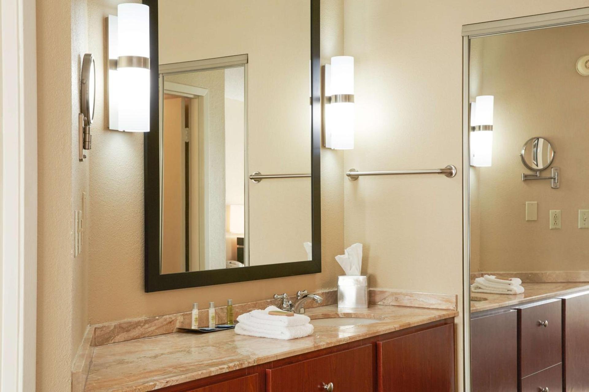 DoubleTree Suites by Hilton Hotel Cincinnati - Blue Ash photo 9