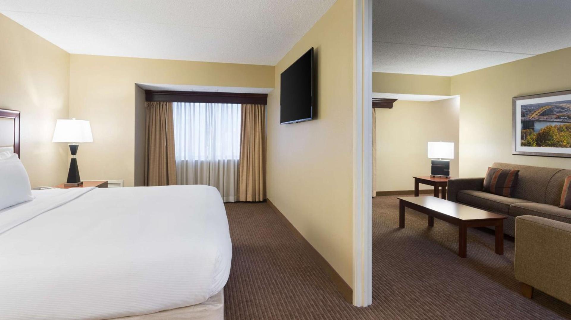 DoubleTree Suites by Hilton Hotel Cincinnati - Blue Ash photo 10