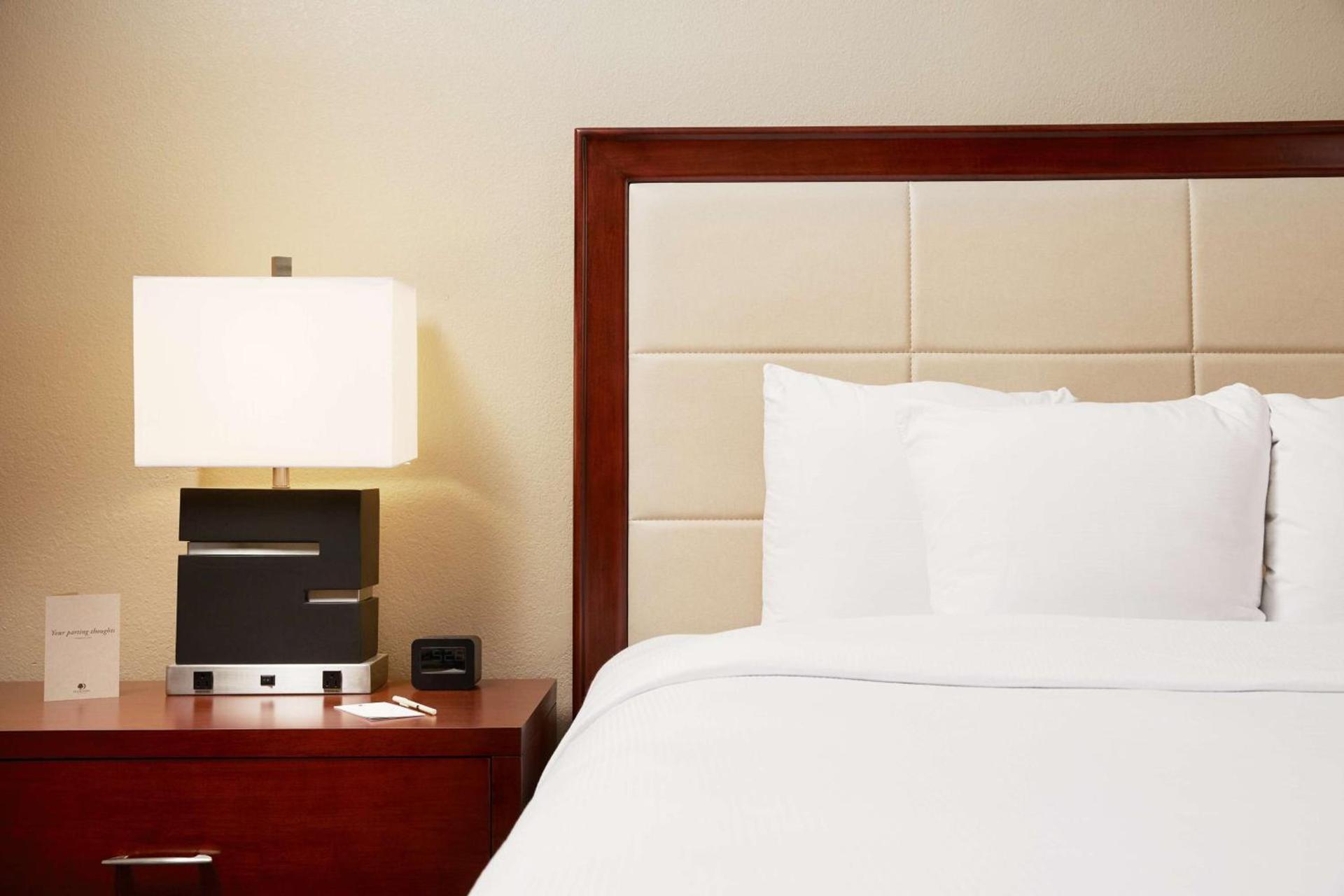 DoubleTree Suites by Hilton Hotel Cincinnati - Blue Ash photo 11