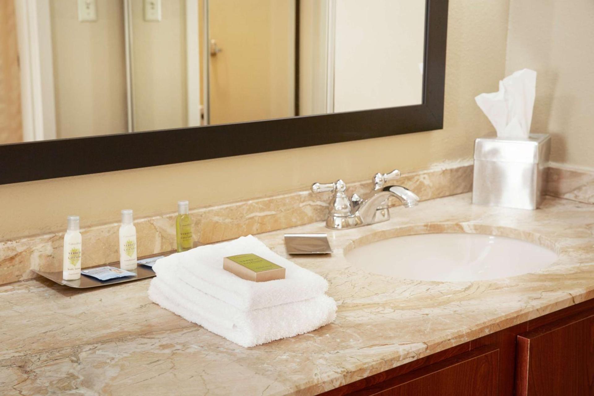 DoubleTree Suites by Hilton Hotel Cincinnati - Blue Ash photo 13