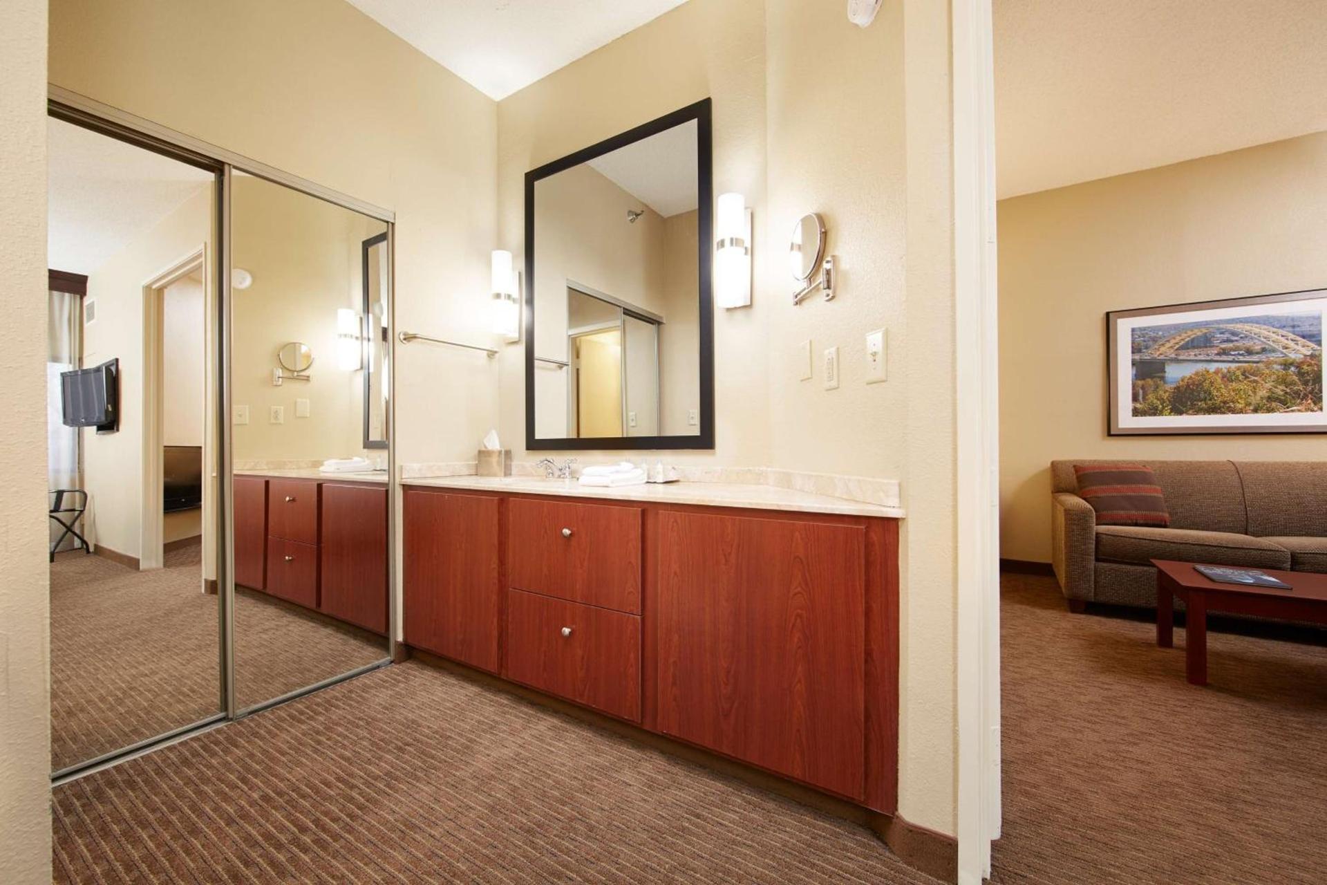 DoubleTree Suites by Hilton Hotel Cincinnati - Blue Ash photo 14