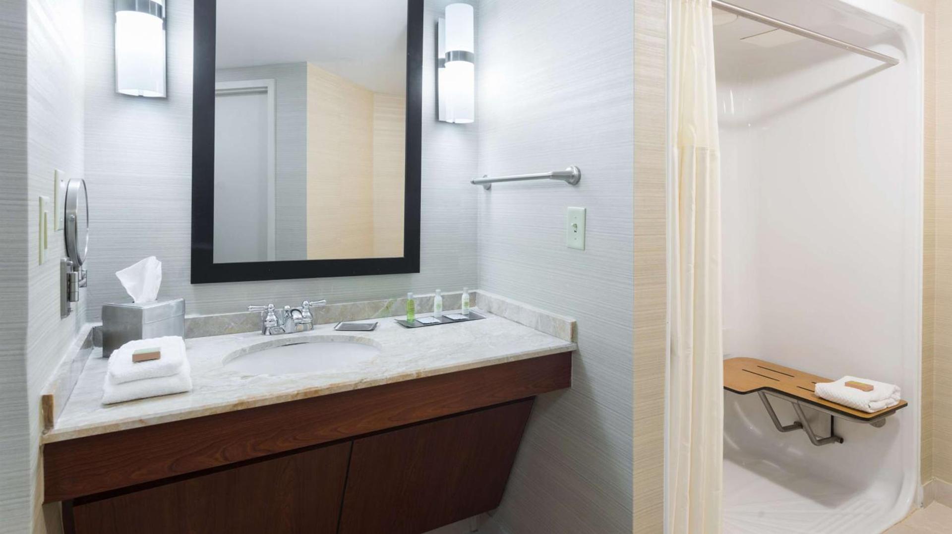 DoubleTree Suites by Hilton Hotel Cincinnati - Blue Ash photo 16
