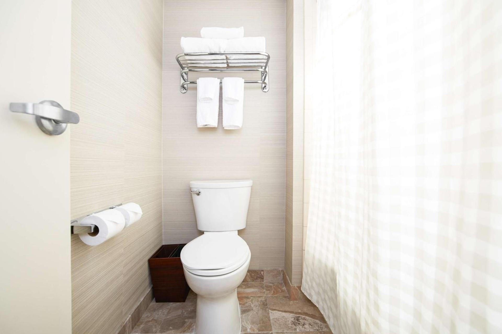 DoubleTree Suites by Hilton Hotel Cincinnati - Blue Ash photo 15