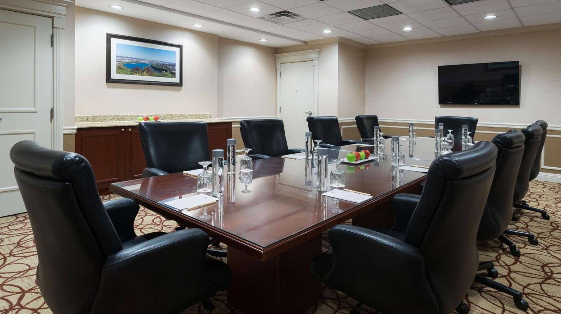 DoubleTree Suites by Hilton Hotel Cincinnati - Blue Ash photo 18