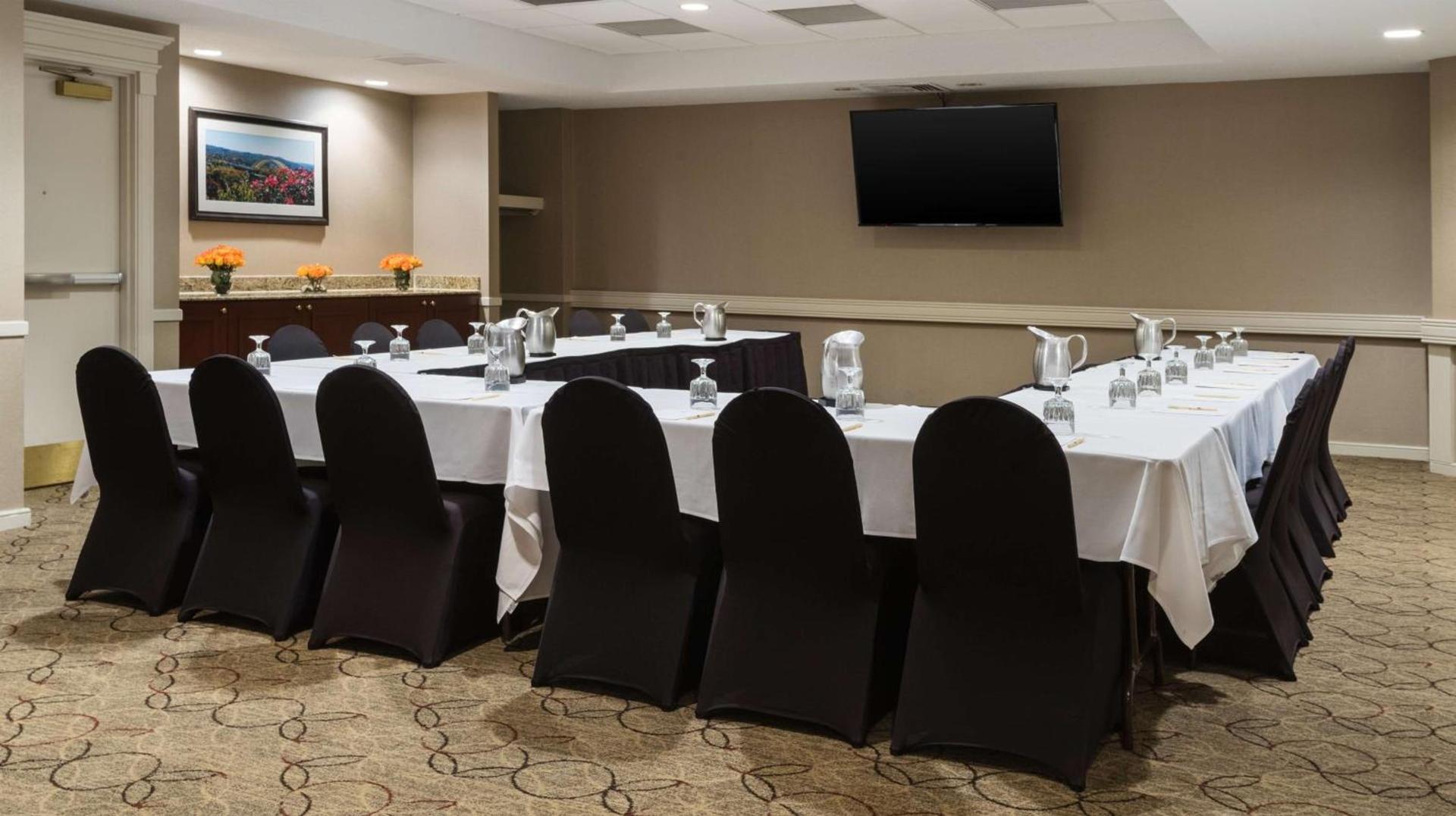 DoubleTree Suites by Hilton Hotel Cincinnati - Blue Ash photo 19