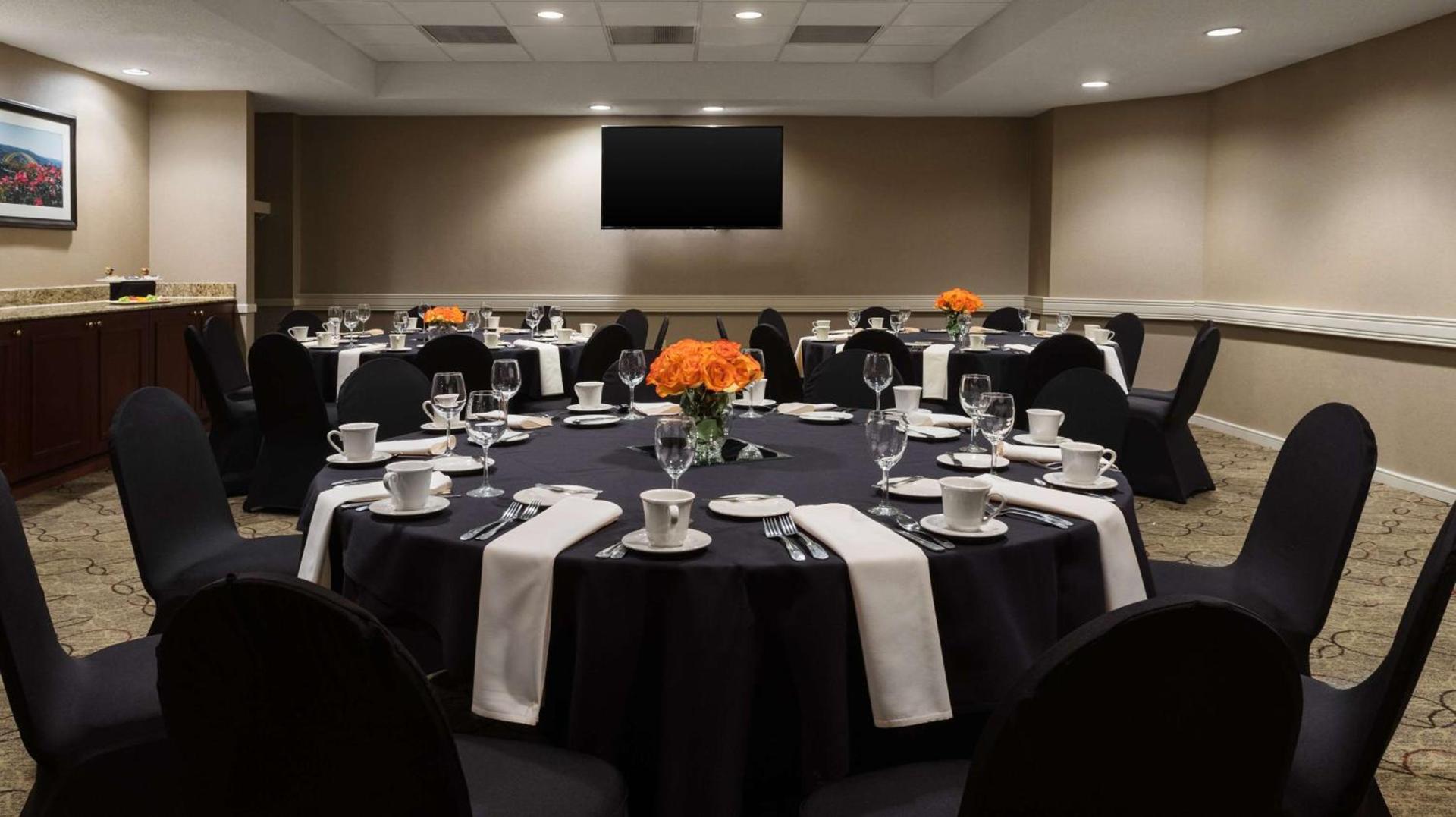 DoubleTree Suites by Hilton Hotel Cincinnati - Blue Ash photo 21