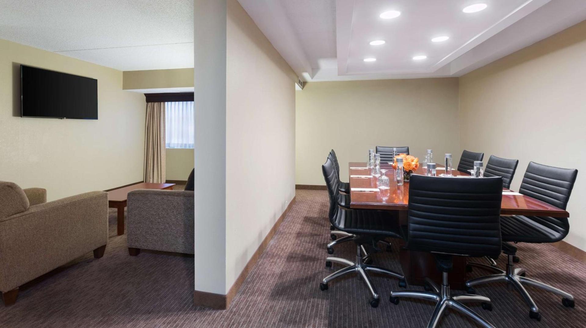 DoubleTree Suites by Hilton Hotel Cincinnati - Blue Ash photo 24